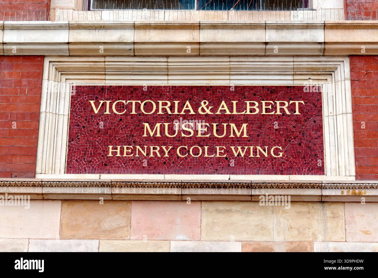 Londres, Angleterre, Royaume-Uni - 3 août 2025 : Victoria & Albert Museum - panneau en mosaïque de pierre Henry Cole Wing à Exhibition Road, Londres, Angleterre, Royaume-Uni Banque D'Images