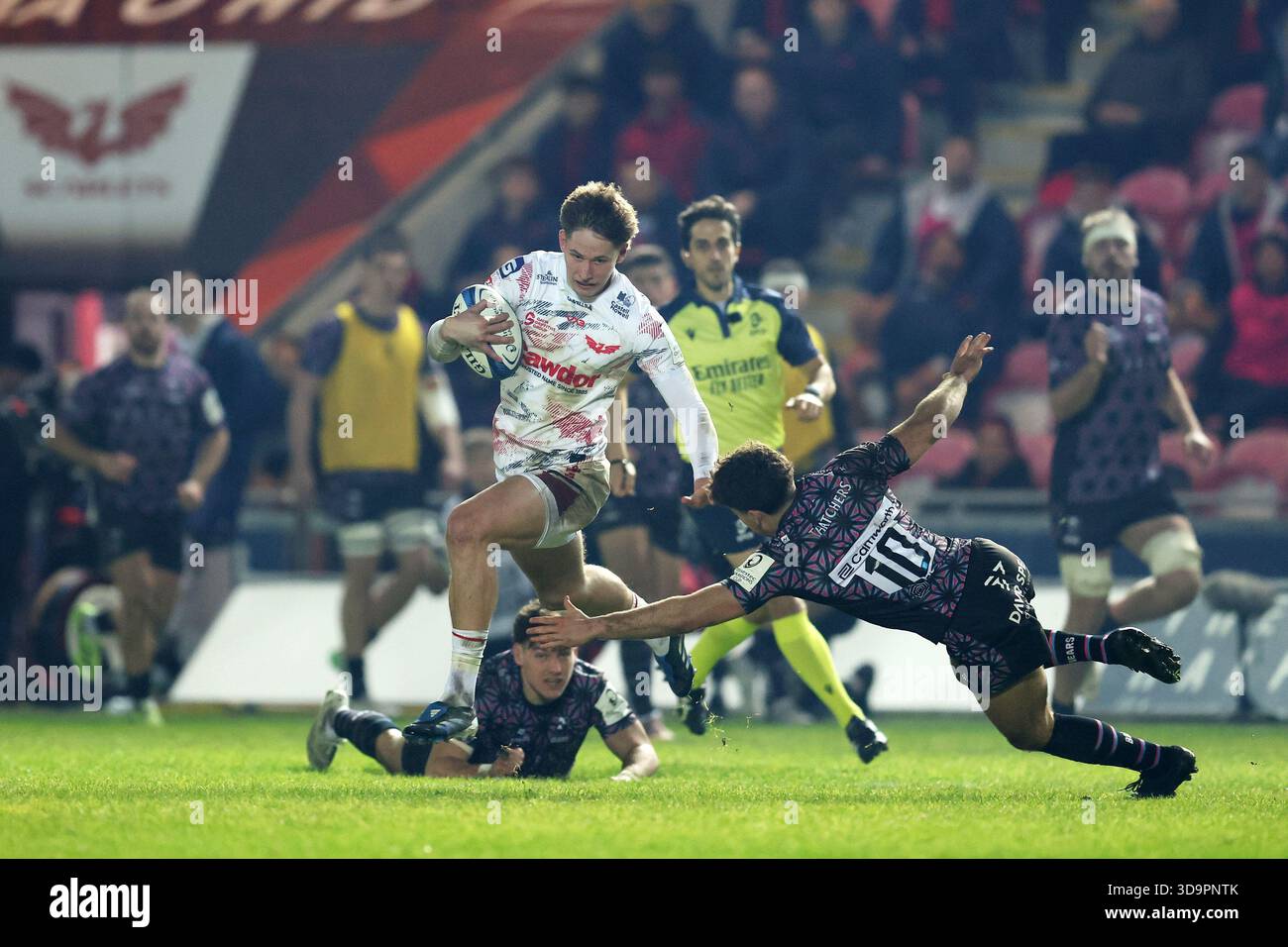 Llanelli, Royaume-Uni. 06th Dec, 2025. Ellis Mee de Scarlets Evades (un tacle de Sam Worsley de Bristol Bears (10). EPCR Champions Cup, Scarlets v Bristol Bears au Parc y Scarlets Stadium de Llanelli, pays de Galles, samedi 6 décembre 2025. Usage éditorial exclusif. photo by Andrew Orchard/Alamy Live News Banque D'Images
