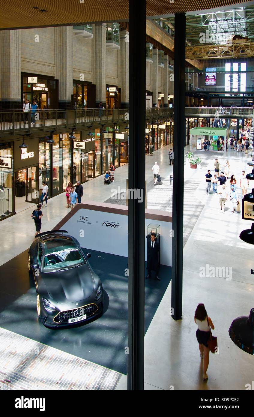 Réplique de véhicule inspiré par le nouveau film F1 le film Mercedes-AMG GT APXGP voiture garée Battersea Power Station Nine Elms Battersea Londres Angleterre Banque D'Images