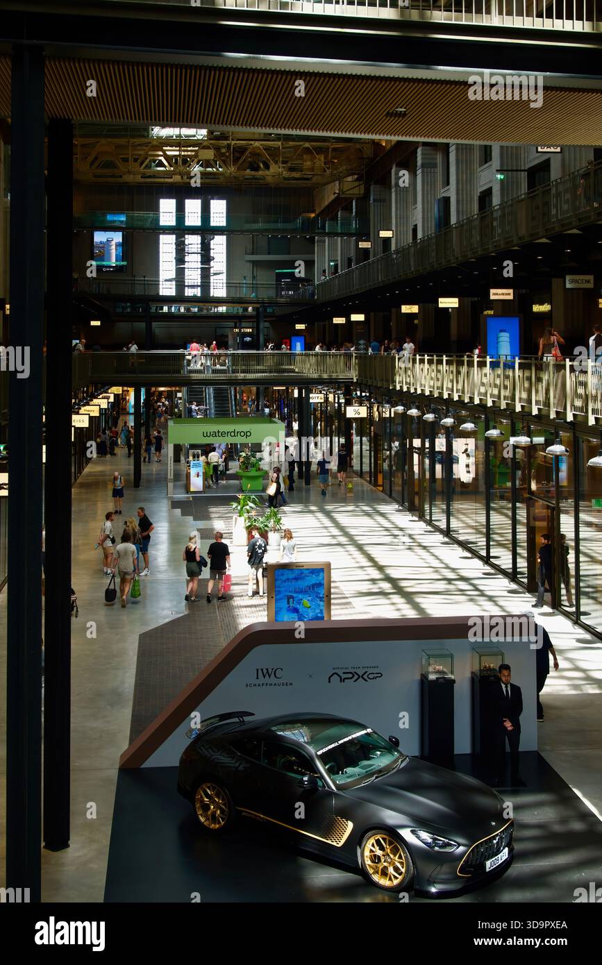 Réplique de véhicule inspiré par le nouveau film F1 le film Mercedes-AMG GT APXGP voiture garée Battersea Power Station Nine Elms Battersea Londres Angleterre Banque D'Images