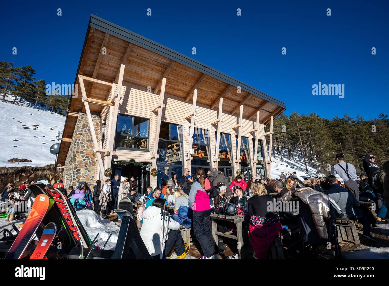 Skieurs et randonneurs profitent d’une journée ensoleillée à la station de ski Crni Vrh à Divčibare, Banque D'Images