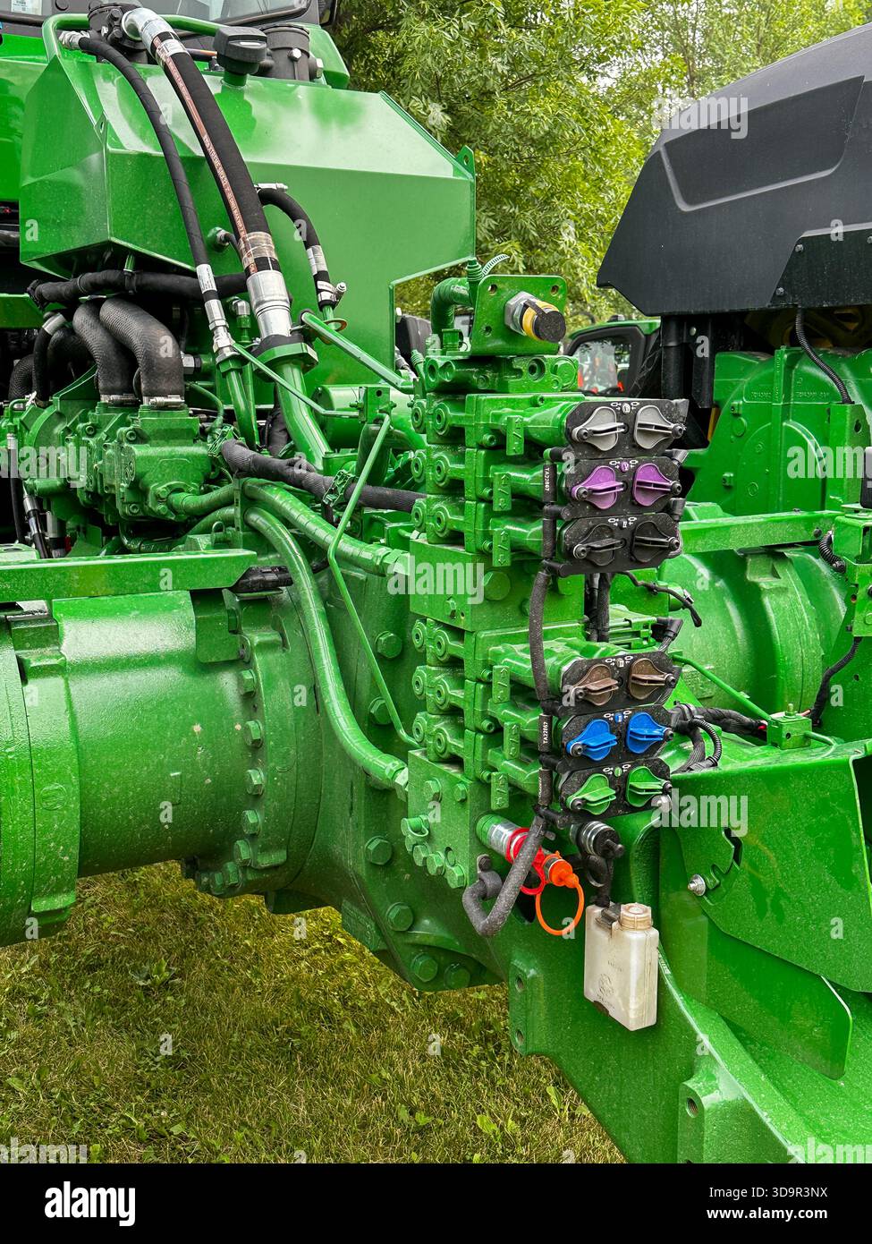 ROSEAU, MN - 23 juillet 2025 : vue rapprochée de la colonne hydraulique sur un tracteur John Deer, avec des soupapes qui permettent au conducteur de contrôler l'outil agricole Banque D'Images