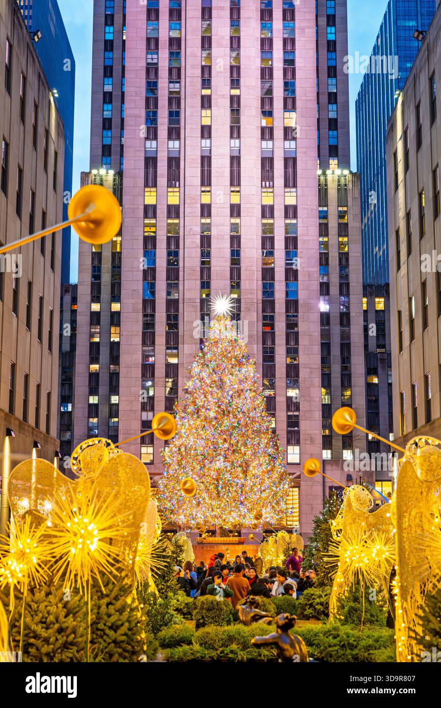 Arbre de Noël au Rockefeller Plaza en face de 30 Rock, Noël à New York. Banque D'Images