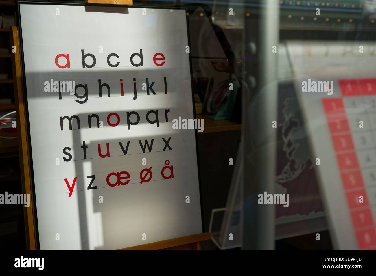 Tableau aux lettres avec les lettres danoises de l'alphabet derrière une vitrine pour une école de langue Banque D'Images