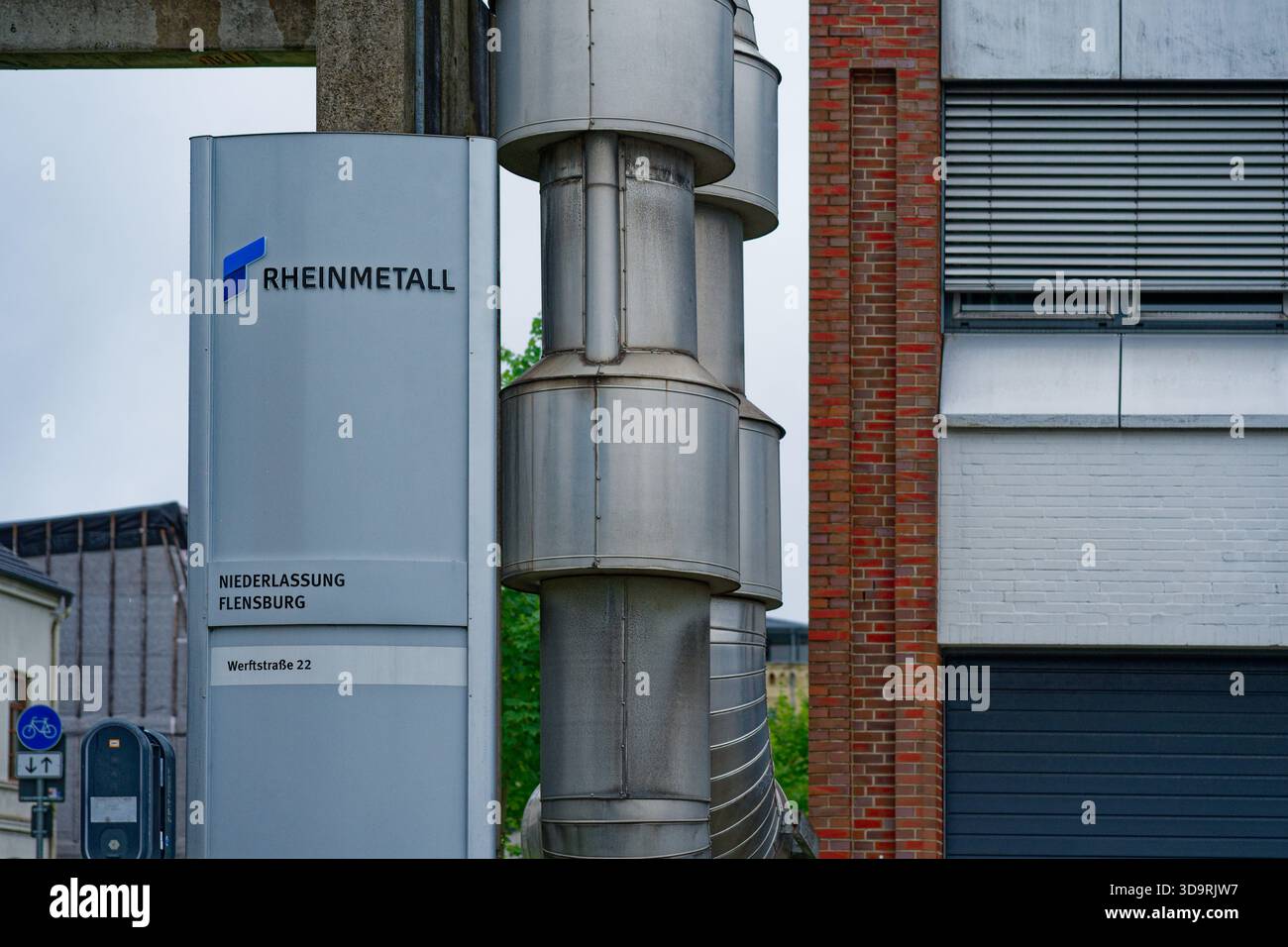 L'image montre un grand bâtiment avec le logo de la société Rheinmetall. La société est un acteur clé dans le secteur de la défense en croissance en Allemagne, en particulier au Royaume-Uni Banque D'Images