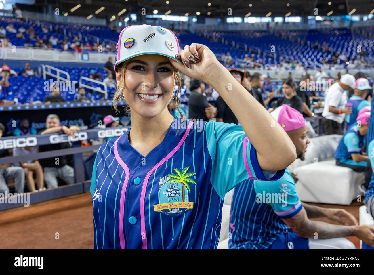 Miami, États-Unis d'Amérique. 06th Dec, 2025. MIAMI, FL - DEC 6 : Jessica Rodriguez est vue lors de la Gente Del Barrio Home RUN Derby & Celebrity Softball Game 2025 au LoanDepot le 6 décembre 2025 à Miami, Floride. (Photo de Alberto E. Tamargo/Sipa USA) crédit : Sipa USA/Alamy Live News Banque D'Images