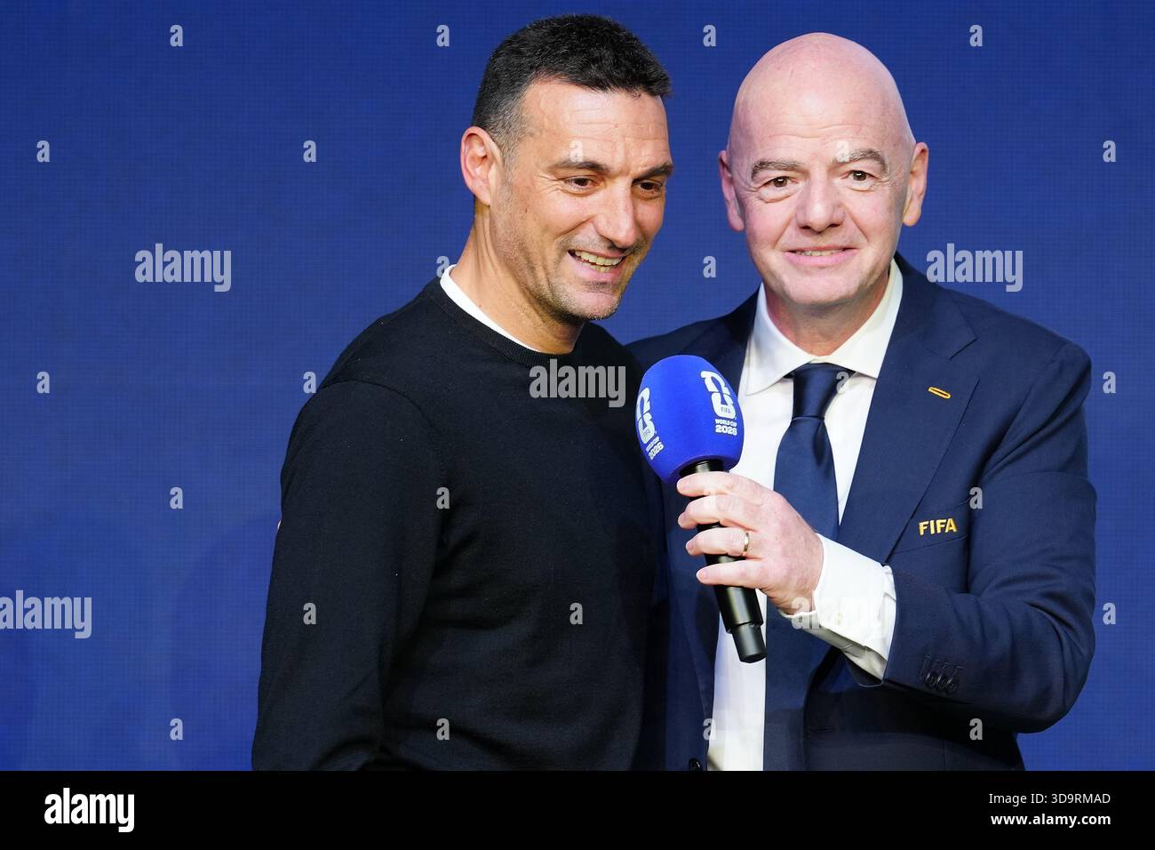 Washington, États-Unis. 7 décembre 2025. Le président de la FIFA Gianni Infantino (à droite) et l'entraîneur-chef argentin Lionel Scaloni sont vus lors du dévoilement du calendrier des matchs de la Coupe du monde de la FIFA 2026 à Washington, DC, États-Unis, le 6 décembre 2025. Crédit : Jia Haocheng/Xinhua/Alamy Live News Banque D'Images