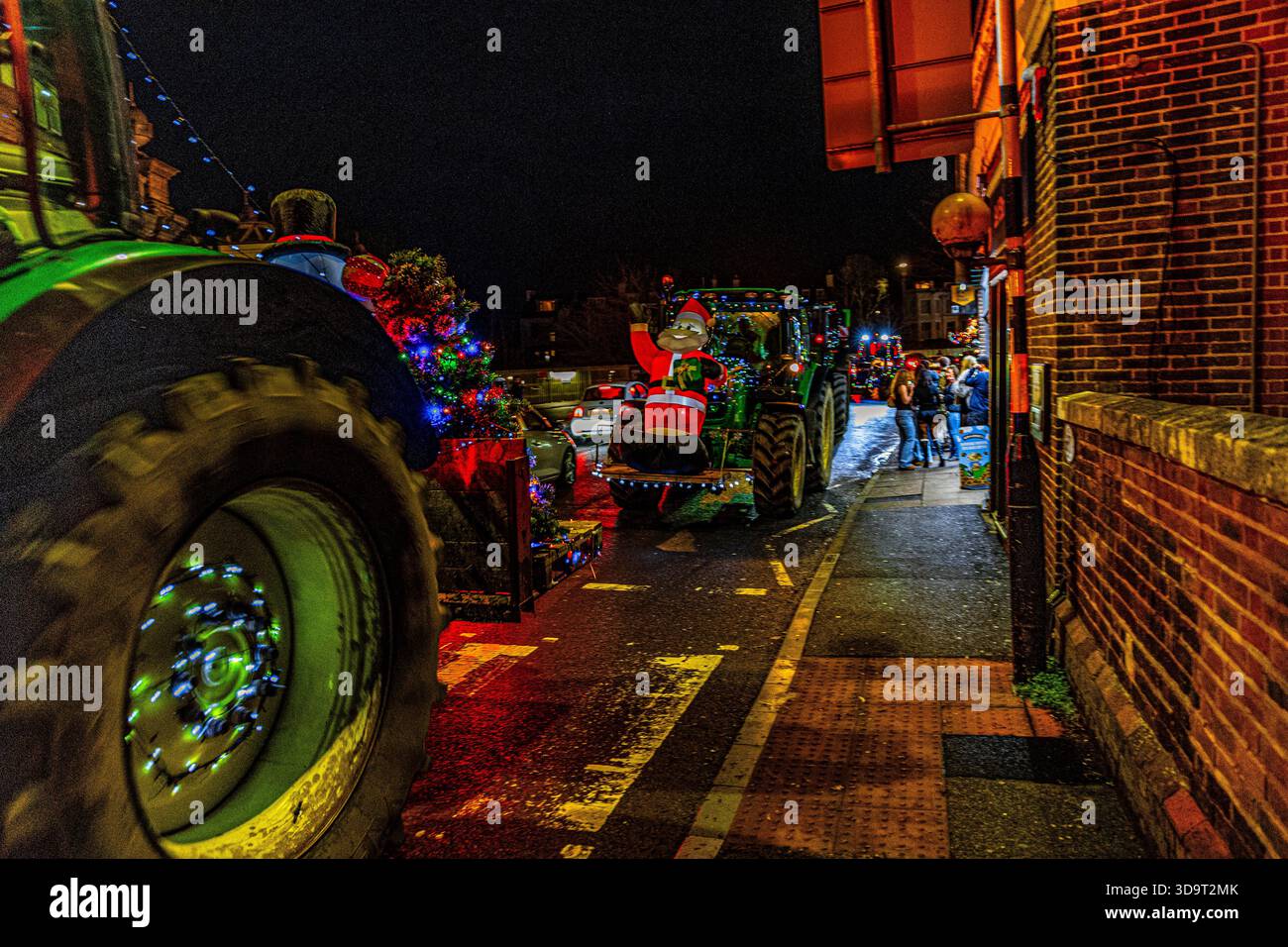 Lewes, East Sussex, Royaume-Uni. 6 décembre 2025. Plus de 60 tracteurs illuminés participent à la course annuelle de bienfaisance de Noël Ringmer près de Lewes, dans le Sussex de l'est, en Angleterre. Les véhicules décorés de couleurs vives formaient un grand convoi festif à travers les villages locaux, attirant les foules alors qu'ils collectaient des fonds pour des œuvres caritatives communautaires. Crédit : Sussex News/Alamy Live News Banque D'Images