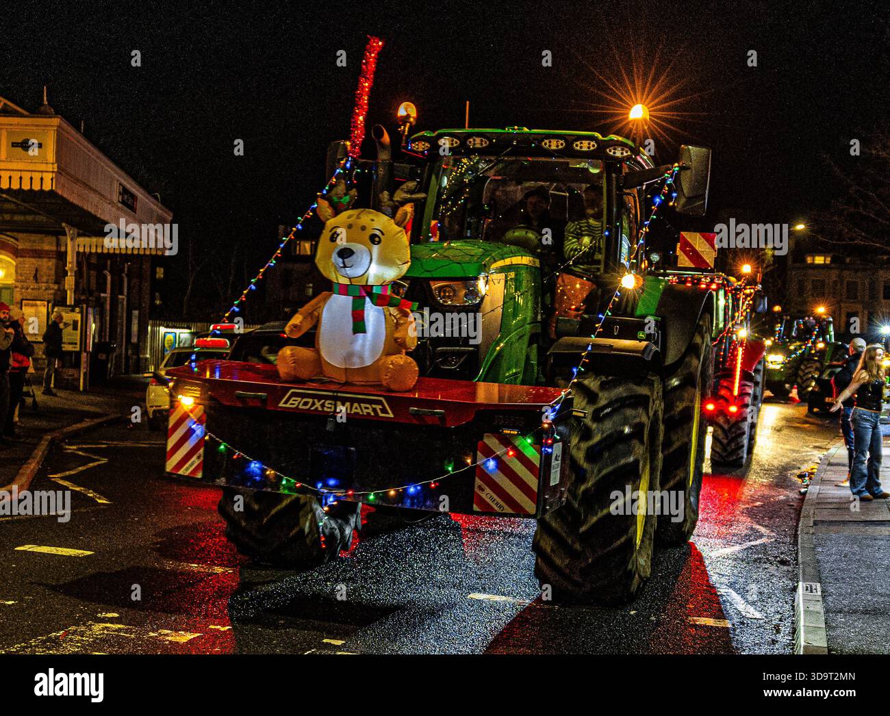 Lewes, East Sussex, Royaume-Uni. 6 décembre 2025. Plus de 60 tracteurs illuminés participent à la course annuelle de bienfaisance de Noël Ringmer près de Lewes, dans le Sussex de l'est, en Angleterre. Les véhicules décorés de couleurs vives formaient un grand convoi festif à travers les villages locaux, attirant les foules alors qu'ils collectaient des fonds pour des œuvres caritatives communautaires. Crédit : Sussex News/Alamy Live News Banque D'Images