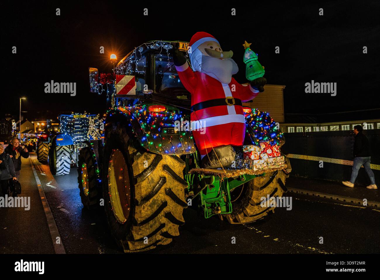 Lewes, East Sussex, Royaume-Uni. 6 décembre 2025. Plus de 60 tracteurs illuminés participent à la course annuelle de bienfaisance de Noël Ringmer près de Lewes, dans le Sussex de l'est, en Angleterre. Les véhicules décorés de couleurs vives formaient un grand convoi festif à travers les villages locaux, attirant les foules alors qu'ils collectaient des fonds pour des œuvres caritatives communautaires. Crédit : Sussex News/Alamy Live News Banque D'Images