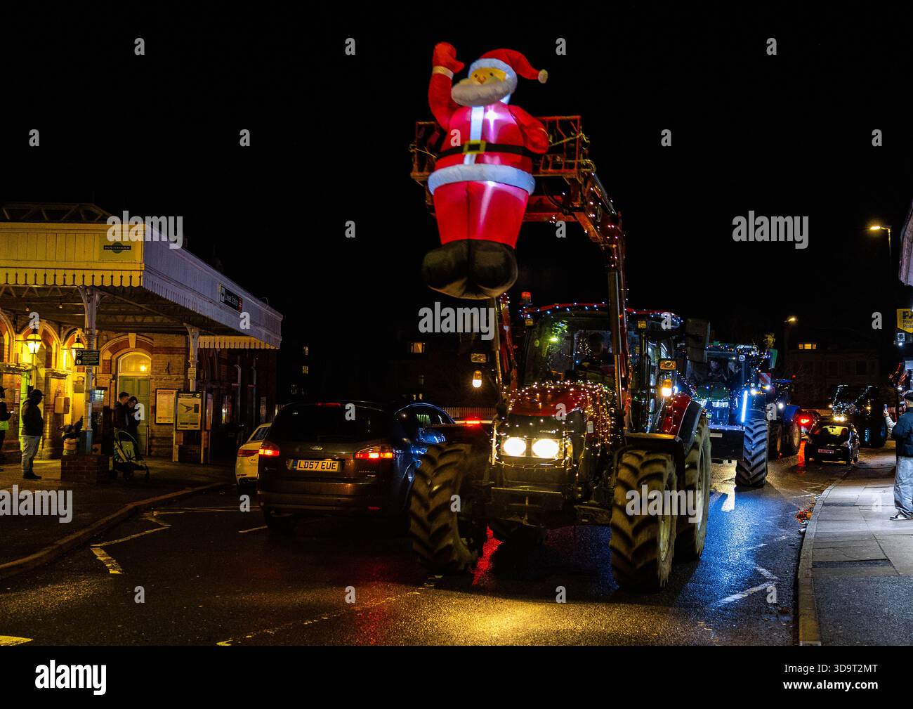 Lewes, East Sussex, Royaume-Uni. 6 décembre 2025. Plus de 60 tracteurs illuminés participent à la course annuelle de bienfaisance de Noël Ringmer près de Lewes, dans le Sussex de l'est, en Angleterre. Les véhicules décorés de couleurs vives formaient un grand convoi festif à travers les villages locaux, attirant les foules alors qu'ils collectaient des fonds pour des œuvres caritatives communautaires. Crédit : Sussex News/Alamy Live News Banque D'Images