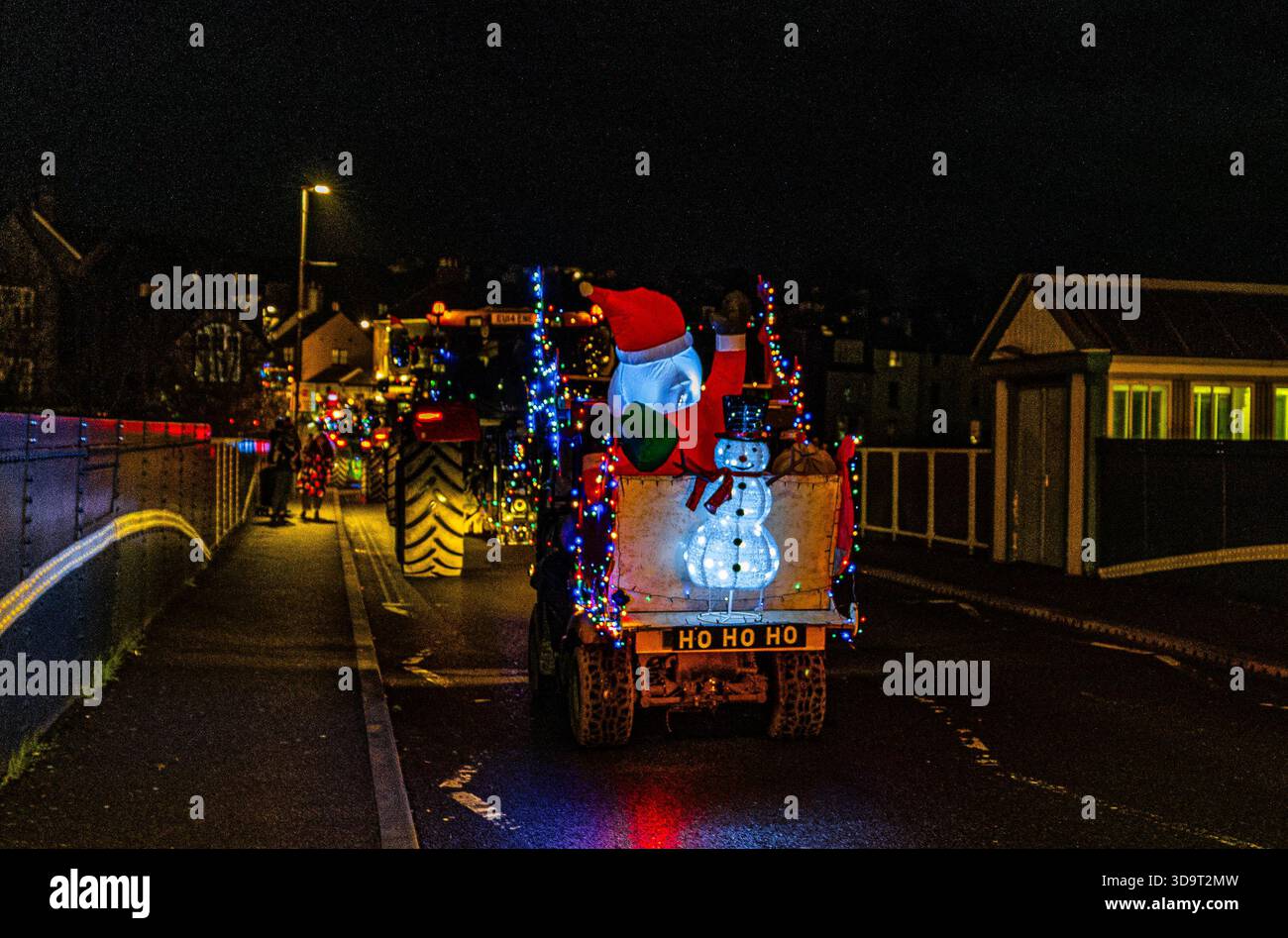 Lewes, East Sussex, Royaume-Uni. 6 décembre 2025. Plus de 60 tracteurs illuminés participent à la course annuelle de bienfaisance de Noël Ringmer près de Lewes, dans le Sussex de l'est, en Angleterre. Les véhicules décorés de couleurs vives formaient un grand convoi festif à travers les villages locaux, attirant les foules alors qu'ils collectaient des fonds pour des œuvres caritatives communautaires. Crédit : Sussex News/Alamy Live News Banque D'Images