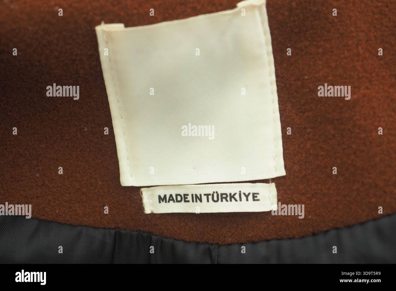 Une étiquette affiche le mot fabriqué en turquie dans un vêtement Banque D'Images