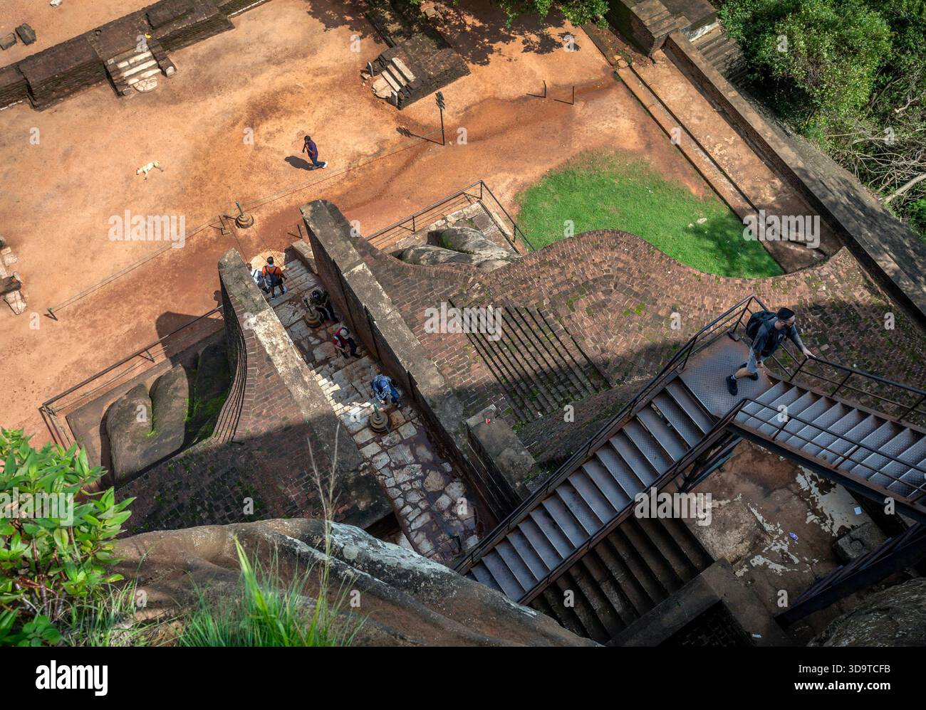 SIGIRIYA, Sri LANKA - 02 DÉCEMBRE 2025 : Une vue depuis l'escalier de la forteresse rocheuse Sigiriya au Sri Lanka regardant vers le bas sur la plate-forme des Lions. Banque D'Images