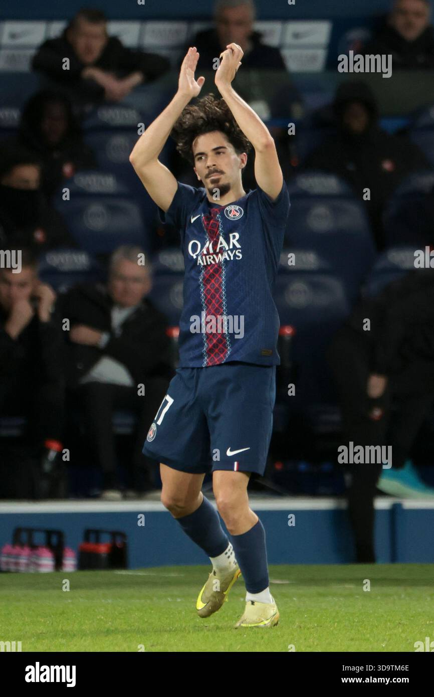 Paris, France. 06th Dec, 2025. Vitinha du PSG lors du match de Ligue 1 entre le Paris Saint-Germain (PSG) et le stade Rennais (Rennes) le 6 décembre 2025 au stade Parc des Princes à Paris, France - photo Jean Catuffe/DPPI crédit : DPPI Media/Alamy Live News Banque D'Images