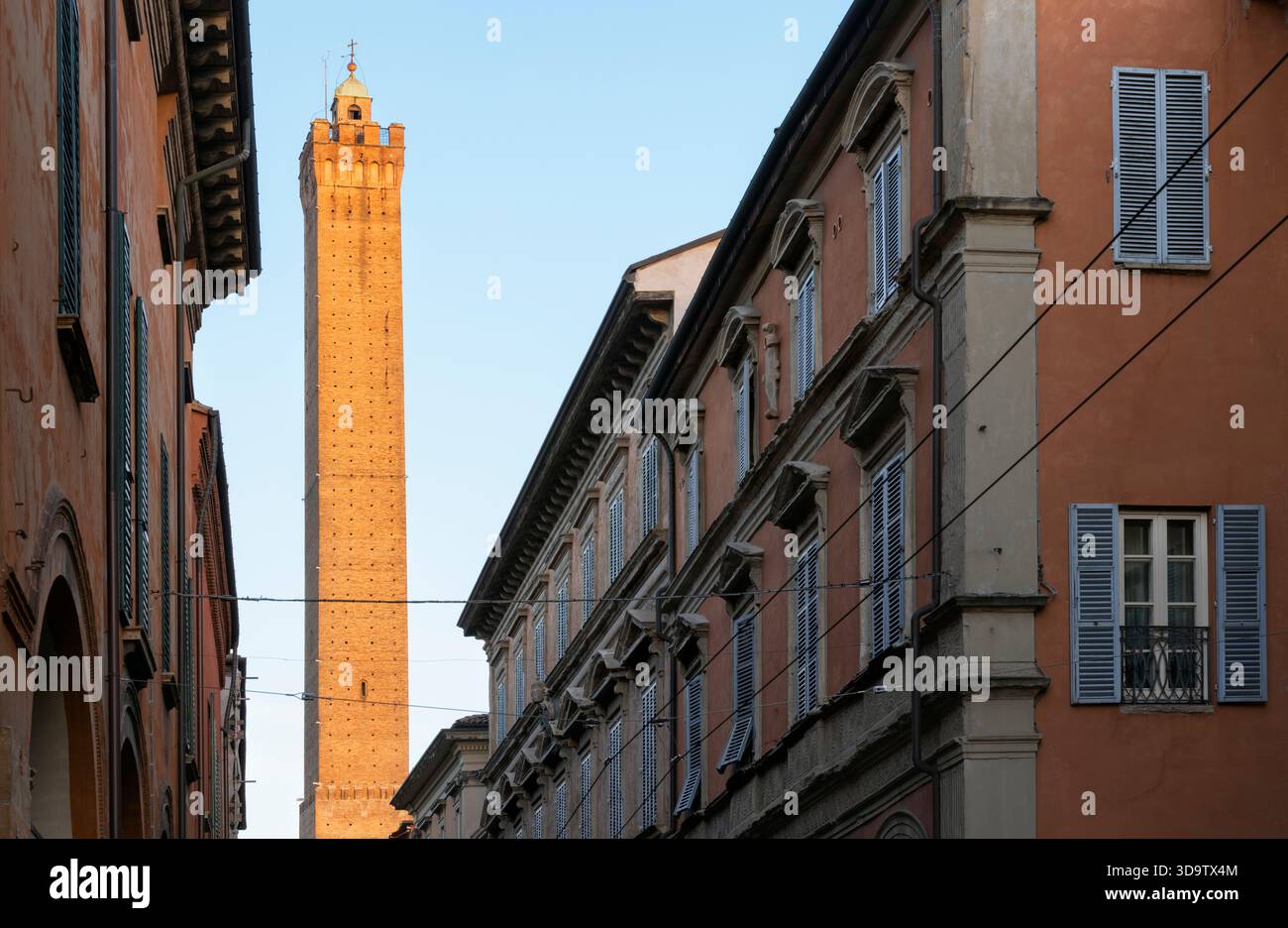 La tour Asinelli, Torre degli Asinelli, une des deux tours, le due torri - Bologne Banque D'Images