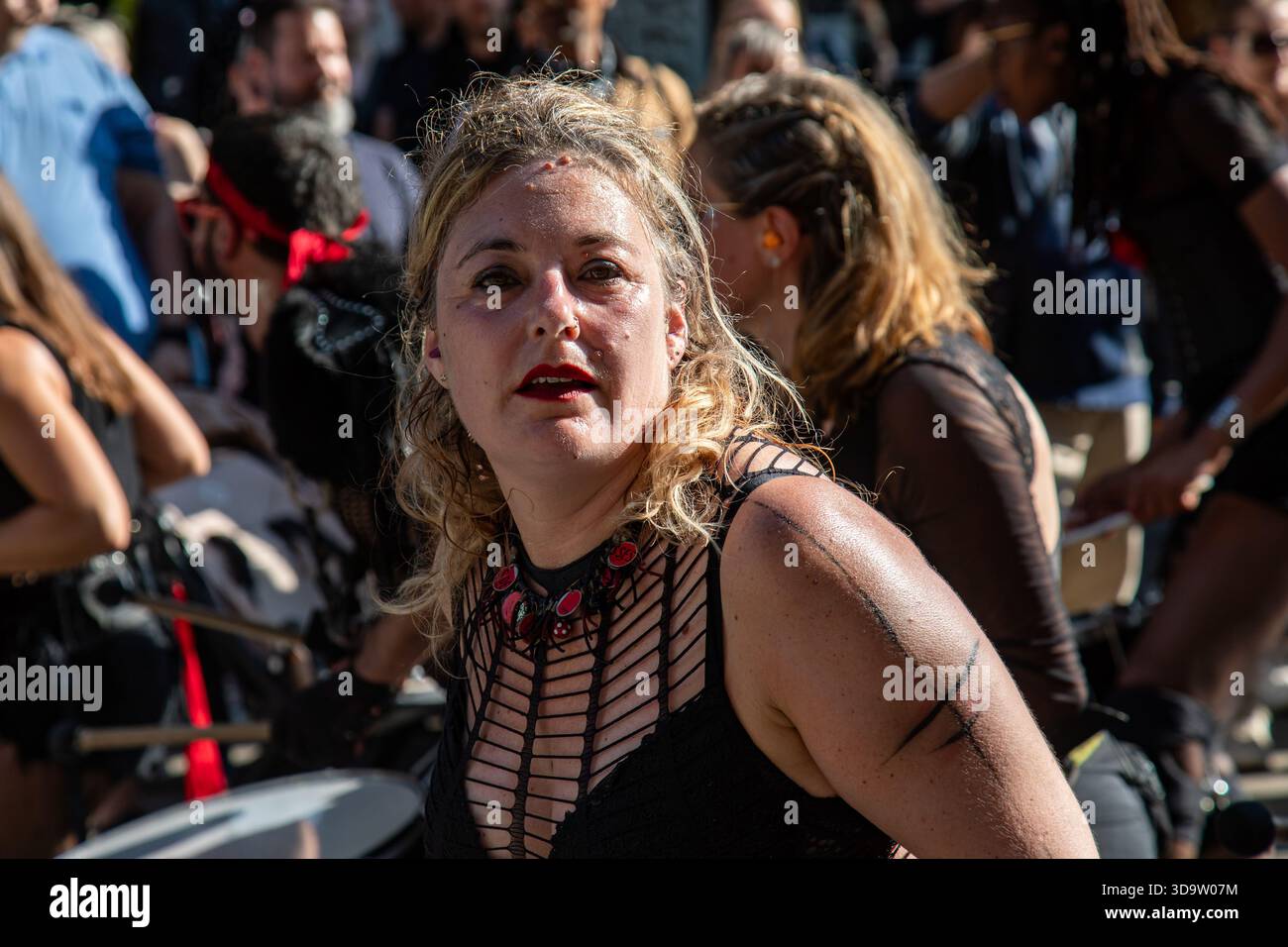 Joueur de percussions du groupe O Maracujá batucada au Carnaval Samba d'Helsinki, Finlande Banque D'Images