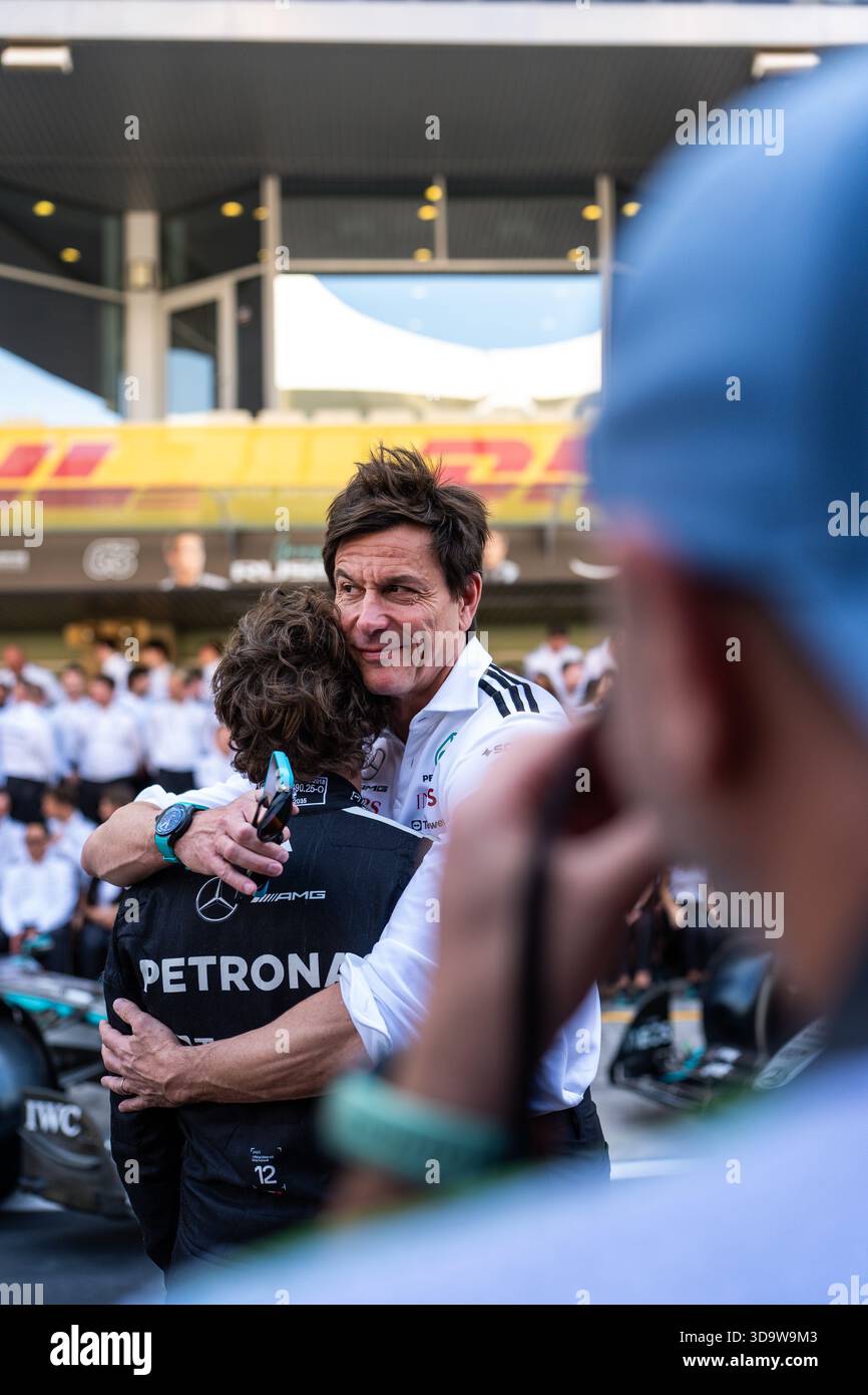 Abu Dhabi, Émirats arabes Unis. 07 décembre 2025. Toto Wolff et Kimi Antonelli dans la voie des stands au Grand Prix de formule 1 Abu Dhabi 2025. (Photo de Luca Martini/SOPA images/SIPA USA) crédit : SIPA USA/Alamy Live News Banque D'Images