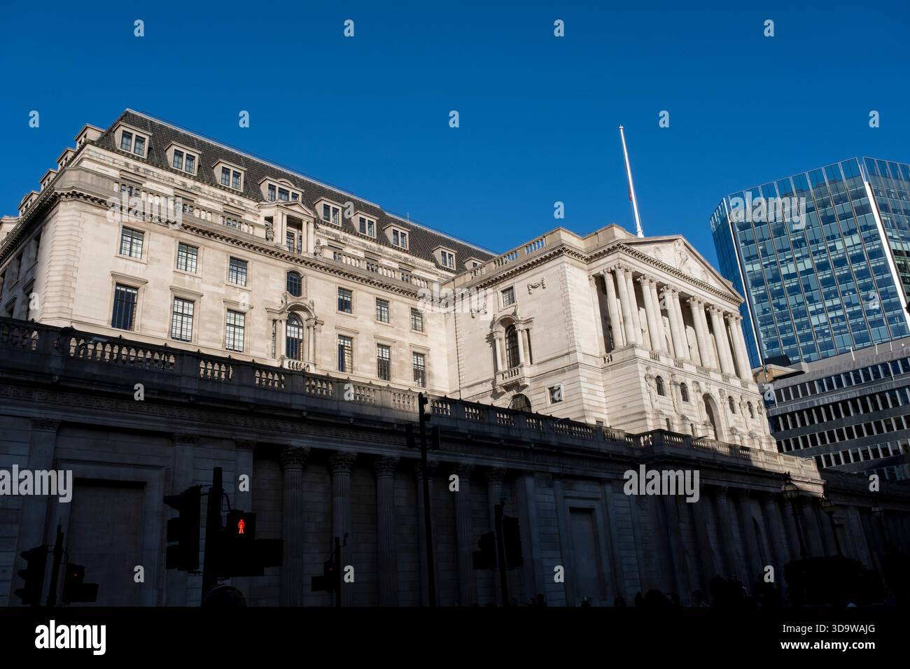 Banque d'Angleterre dans la ville de Londres le 2 décembre 2025 à Londres, Royaume-Uni. La Banque d'Angleterre est la banque centrale du Royaume-Uni et est responsable de la fixation des taux d'intérêt. La City de Londres est un quartier qui contient le principal quartier central des affaires de Londres. La City de Londres est largement appelée simplement la City est aussi familièrement connue sous le nom de Square Mile. Banque D'Images