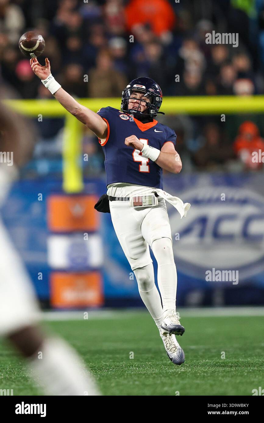 Charlotte, États-Unis. 06th Dec, 2025. Charlotte, Caroline du Nord ; le quarterback des cavaliers de Virginie Chandler Morris (4) lance une passe lors du match de championnat ACC contre les Duke Blue Devils au Bank of America Stadium le samedi 6 décembre 2025. Les Blue Devils battent les cavaliers 27-20. (Steve Prakope/image du sport) crédit : image du sport /Alamy Live News Banque D'Images