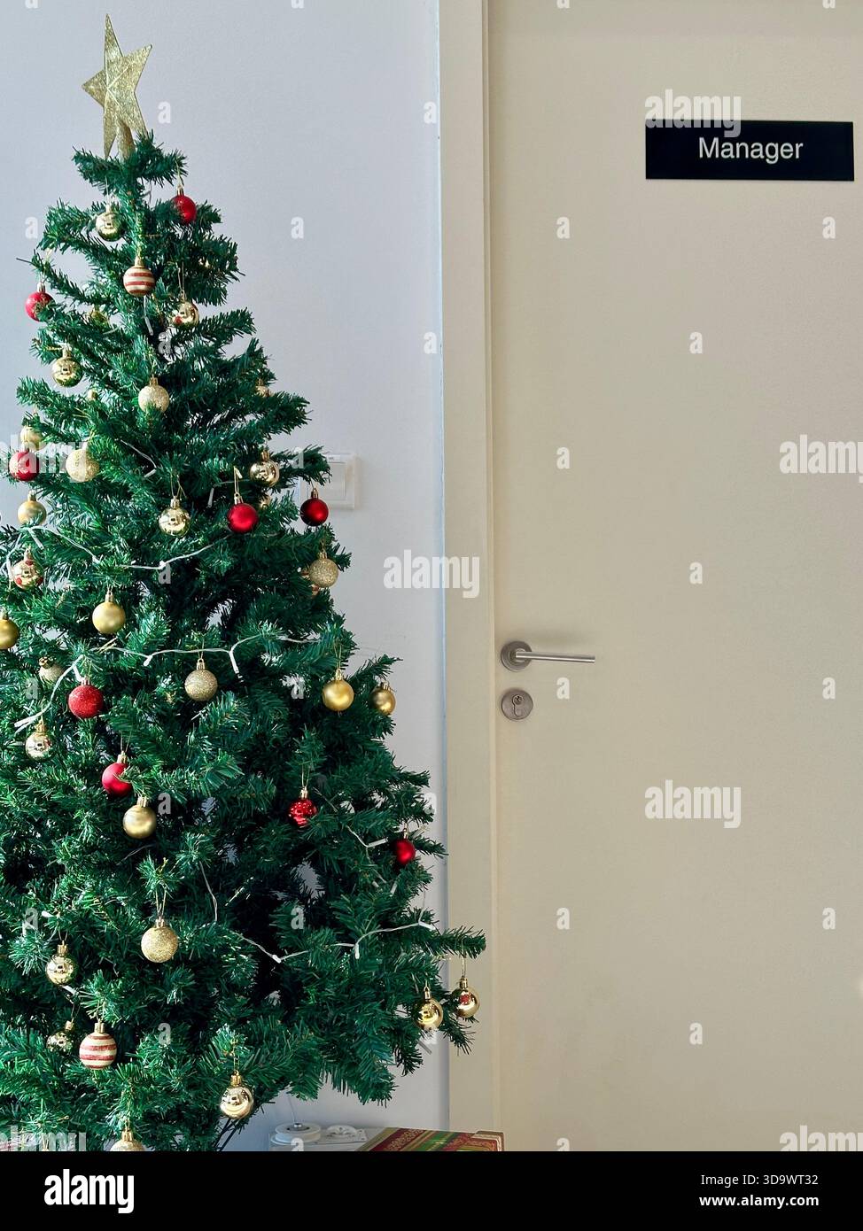Arbre de Noël dans le bureau avec le signe du gestionnaire sur la porte - Image de stock capturée avec un smartphone