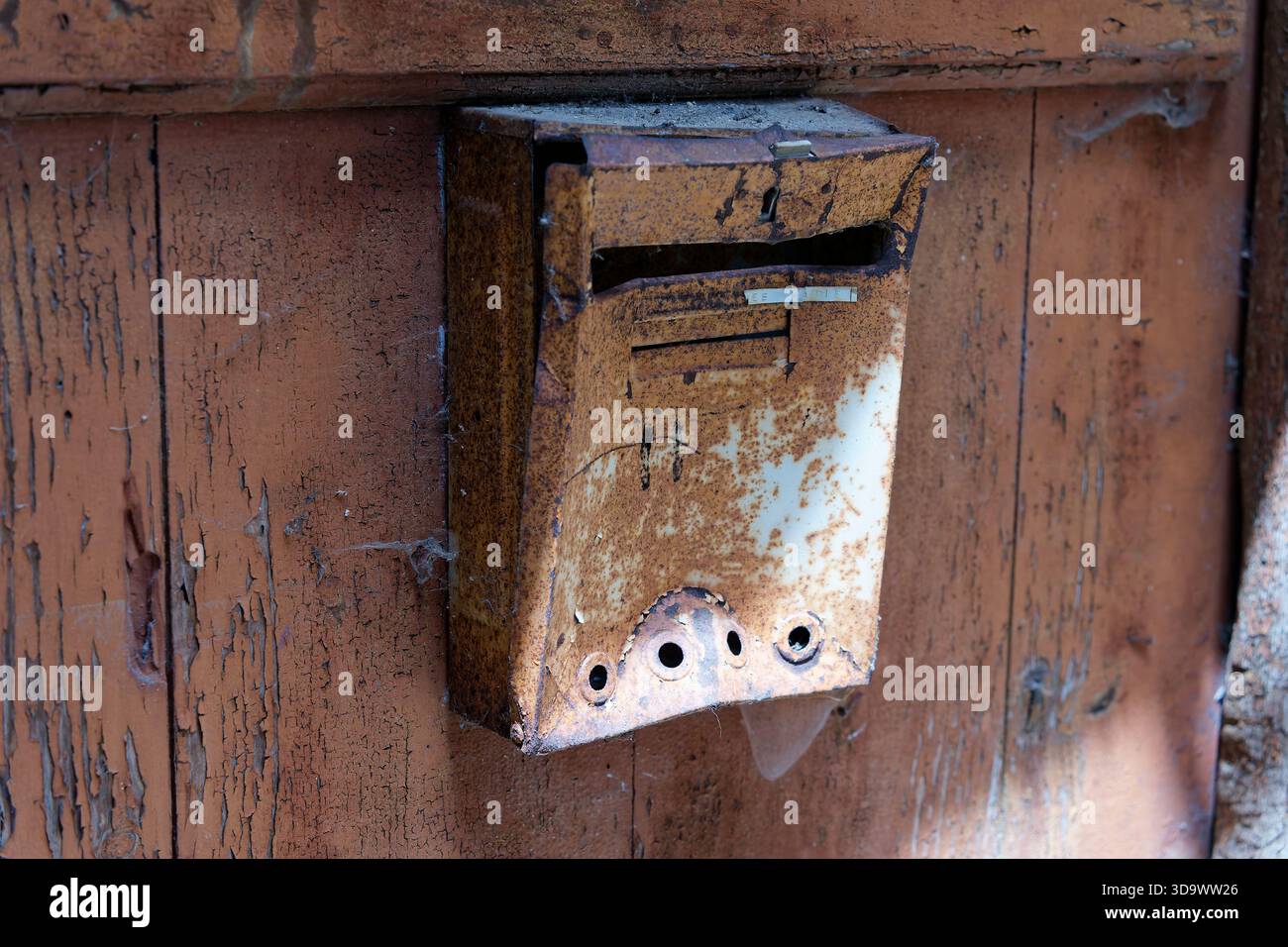 Une boîte aux lettres usagée, ancienne et inutilisée est le signe d'un endroit perdu, comme le montre ce gros plan. Banque D'Images