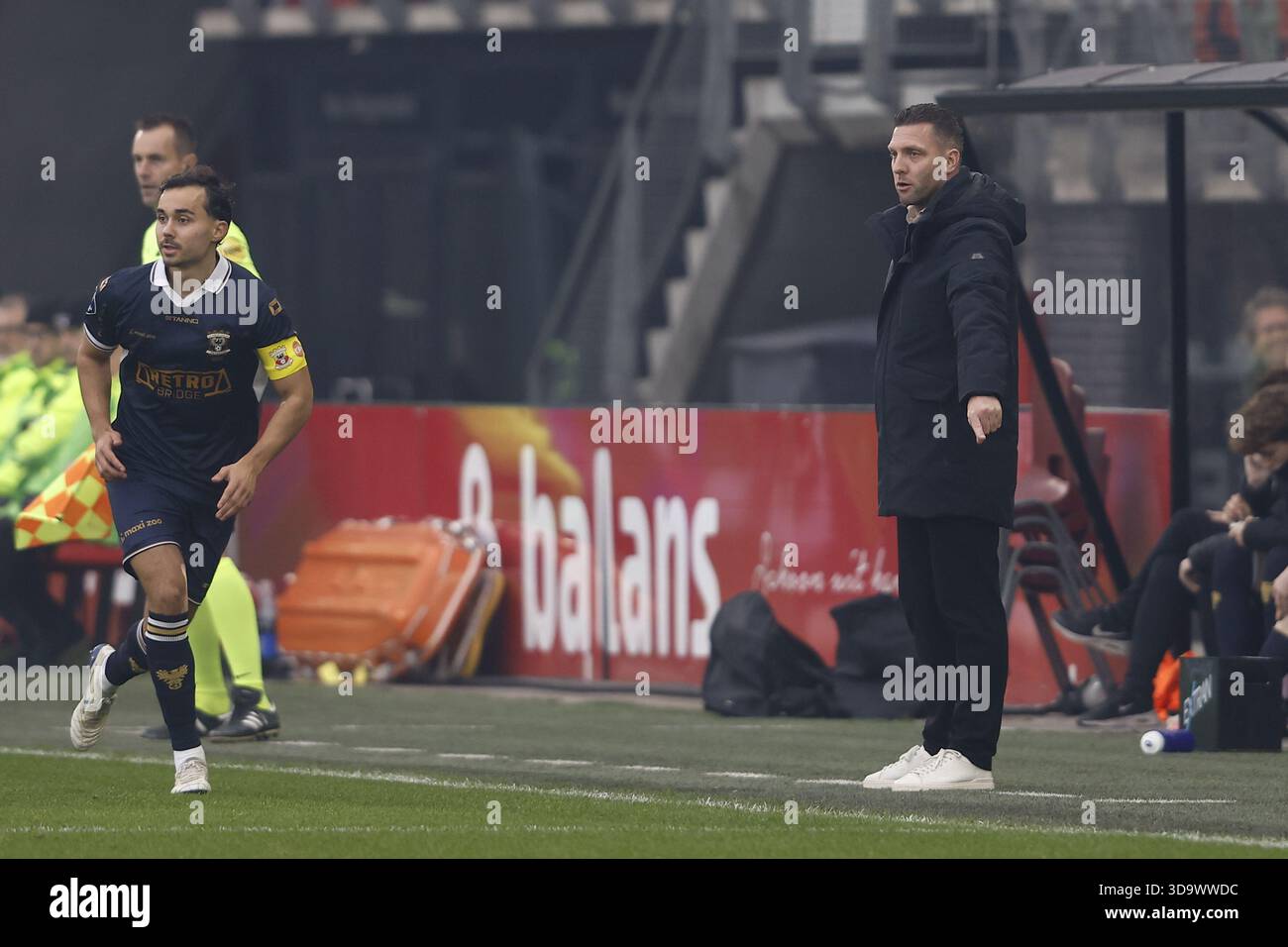 Alkmaar, pays-Bas. 07 décembre 2025. ALKMAAR, 07-12-2025, stade AFAS, saison 2025/2026, football néerlandais Eredivisie, match entre AZ et Go Ahead Eagles, photos, entraîneur-chef des Go Ahead Eagles Melvin Boel (photo de Pro Shots/SIPA USA) crédit : Sipa US/Alamy Live News Banque D'Images