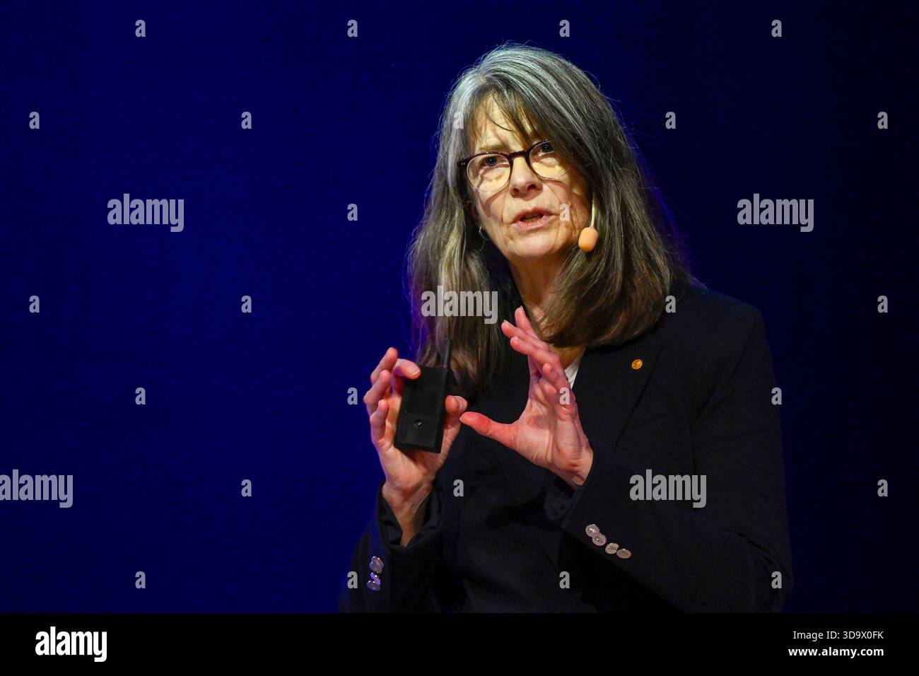 Stockholm, Suède. 07 décembre 2025. STOCKHOLM, SUÈDE 20251207 Mary Brunkow, lauréate du prix Nobel de physiologie ou médecine, prononce sa conférence « Un facteur clé de tolérance immunitaire périphérique » à Aula Medica à Stockholm, Suède, le 7 décembre 2025. Photo : Henrik Montgomery/TT/Code 10060 ce texte est traduit automatiquement crédit : TT News Agency/Alamy Live News Banque D'Images