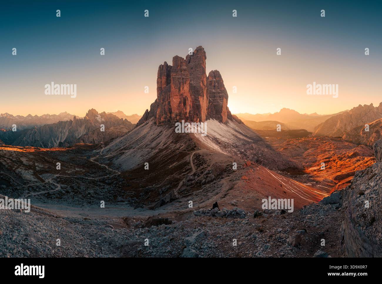 Majestueuse vue panoramique du coucher de soleil doré qui brille sur la montagne Tre Cime di Lavaredo trois sommets sur Forcella Lavaredo point de vue aux Dolomites, Italie Banque D'Images