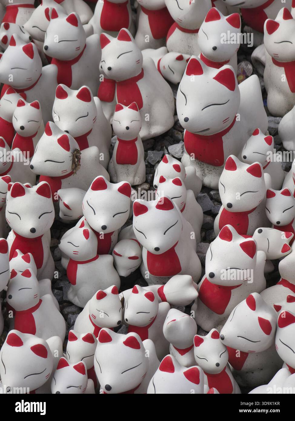 De nombreuses statues de renard, culture traditionnelle japonaise, se dresse fièrement. Symbole du sanctuaire Inari, blanc et rouge, transmet un sentiment spirituel serein et mystique. Shi Banque D'Images