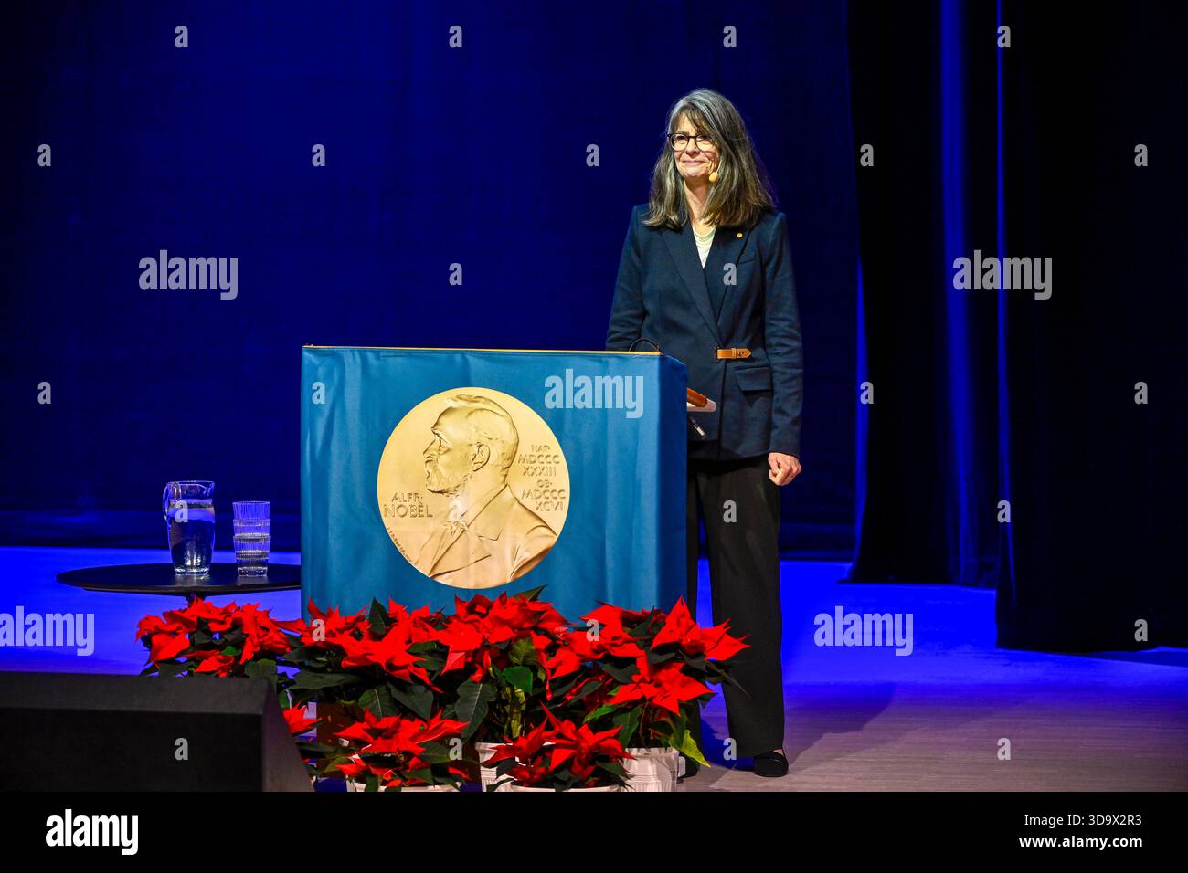 Stockholm, Suède. 07 décembre 2025. STOCKHOLM, SUÈDE 20251207 Mary Brunkow, lauréate du prix Nobel de physiologie ou médecine, prononce sa conférence « Un facteur clé de tolérance immunitaire périphérique » à Aula Medica à Stockholm, Suède, le 7 décembre 2025. Photo : Henrik Montgomery/TT/Code 10060 ce texte est traduit automatiquement crédit : TT News Agency/Alamy Live News Banque D'Images