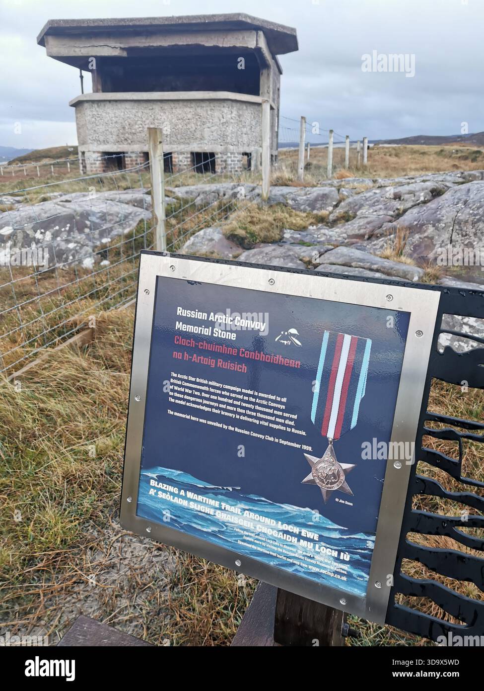 Arctic Convoy Memorial à Cove on Loch Ewe, Highlands écossais, en hommage aux marins de la seconde Guerre mondiale sur les routes d'approvisionnement arctiques. Monument du patrimoine écossais. - Image de stock capturée avec un smartphone