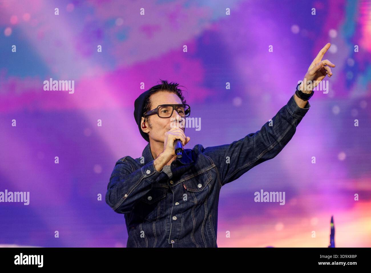 Curitiba, Brésil. 07 décembre 2025. PR - CURITIBA - 06/12/2025 - CURITIBA, PRIME ROCK BRASIL - Dinho Ouro Preto du groupe Capital Inicial lors d'une performance au Prime Rock Brasil à Pedreira Paulo Leminski, à Curitiba, ce samedi (06). Photo : Robson Mafra/AGIF (photo de Robson Mafra/AGIF/SIPA USA) crédit : Sipa USA/Alamy Live News Banque D'Images