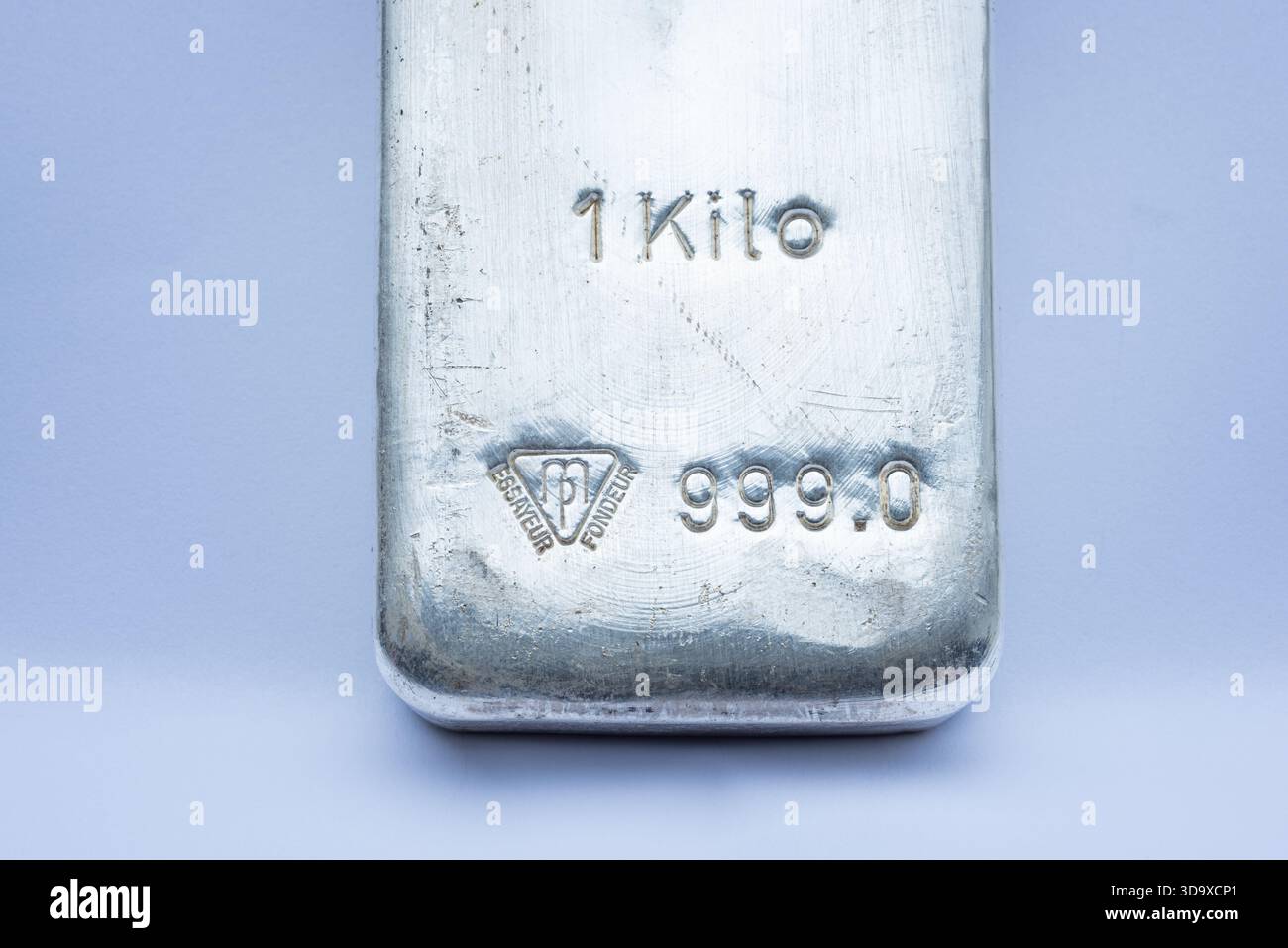 Une partie d'une barre d'argent d'un kilo 99,9% d'argent pur Banque D'Images