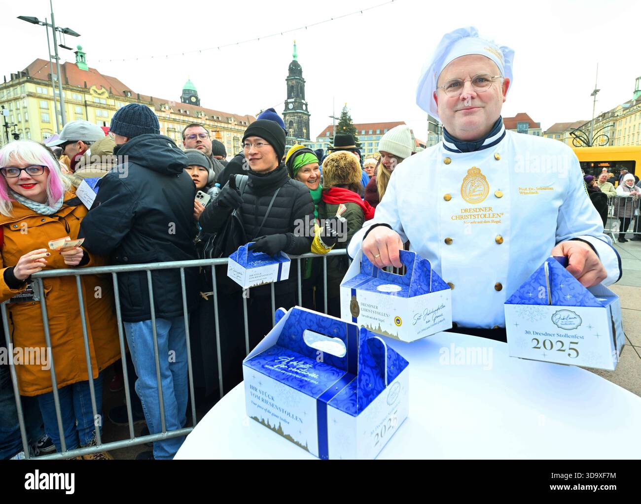 GER Sachsen Dresde 30. Stollenfest vor derm Kulturpalast mit Umzug durch die Dresdner Innenstadt verfolgt von 60 000 Besuchern Dresdner und Touristen - der Stollen wurde mit dem Riesenstollenmesser durch das Stollenmädchen Johanna Worm und Bäckermeister Reiner Israel angeschnitten und dann Portionsweise für 10 Euro je 500 g verkauft - hier Professeur Sebastian Wündisch06.112.25 0612251025 *** GER Saxony Dresden Dresden par les visiteurs du centre de la ville de 30 à travers le festival de Dollsten de Dollsten 60 000 de Dollsten à travers le palais de Dollsten couper avec le stollen géant Banque D'Images