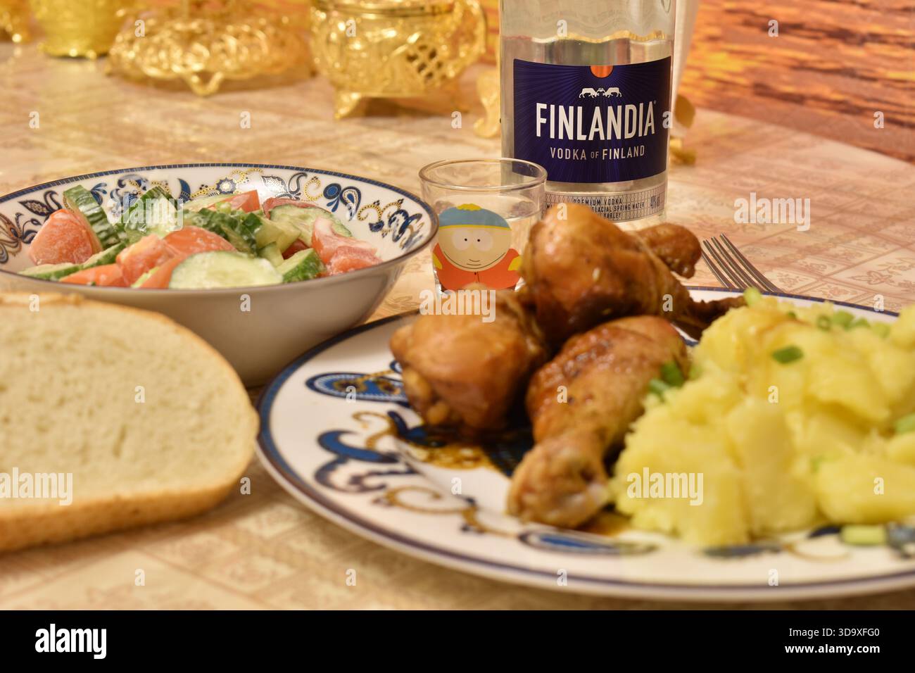 Cuisses de poulet braisées, vodka Finlandia, salade Banque D'Images