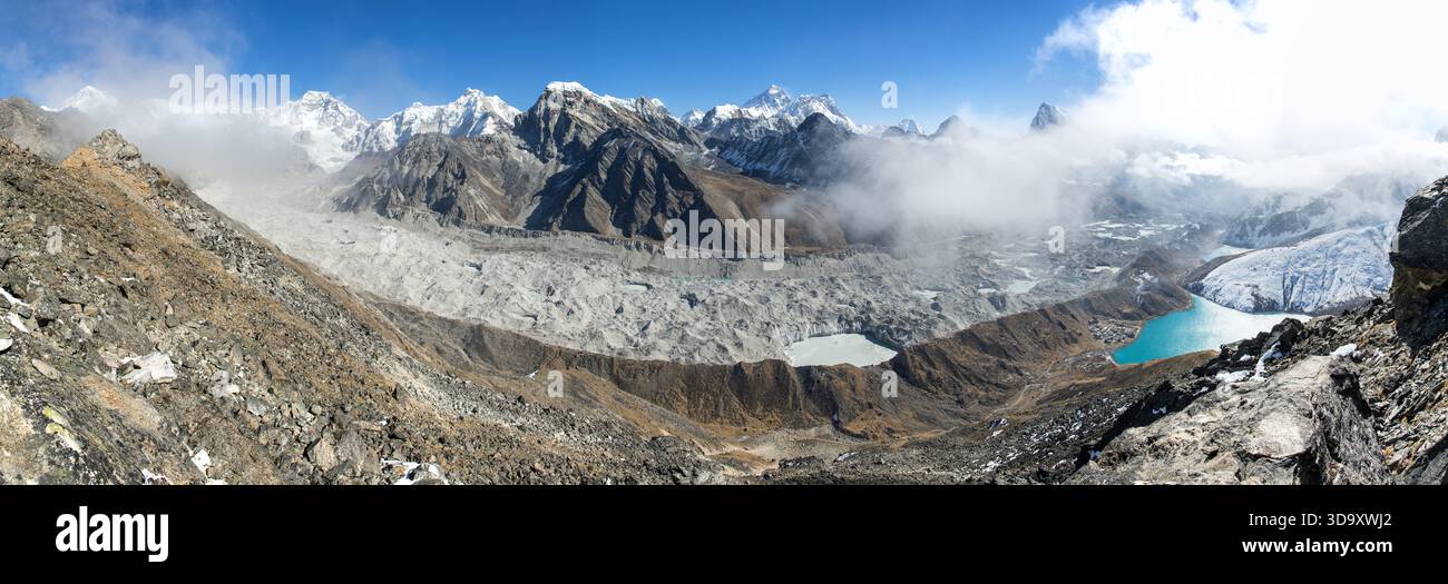 Vue panoramique sur le glacier de Ngozumba et la grande chaîne himalayenne, le mont Everest, Lhotse Cho Oyu et Makalu, le lac et le village de Gokyo, depuis Gokyo Ri, Népal H. Banque D'Images