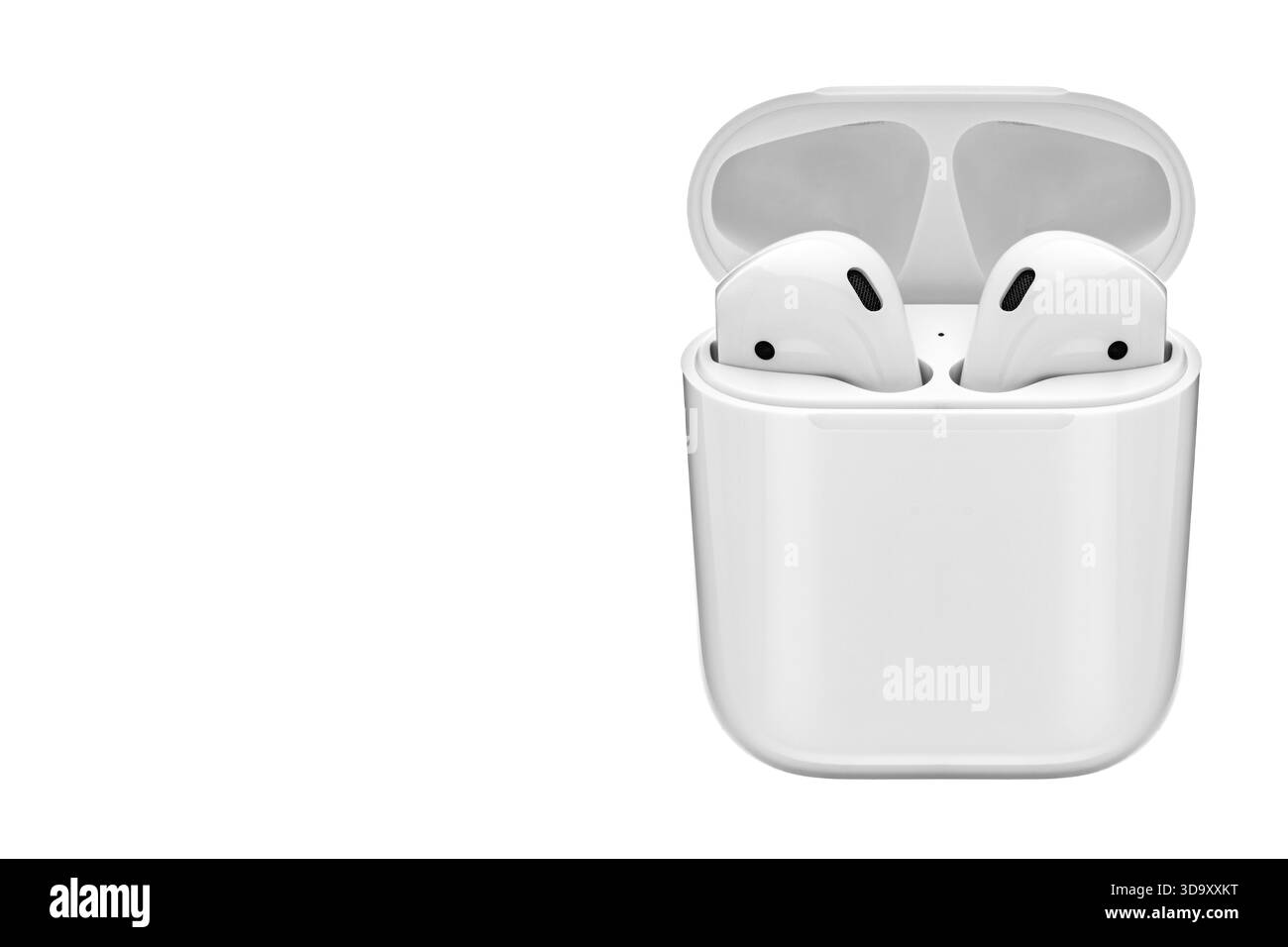 Une paire d'écouteurs blancs sont assis sur un fond blanc. Les écouteurs sont ouverts et prêts à être utilisés Banque D'Images