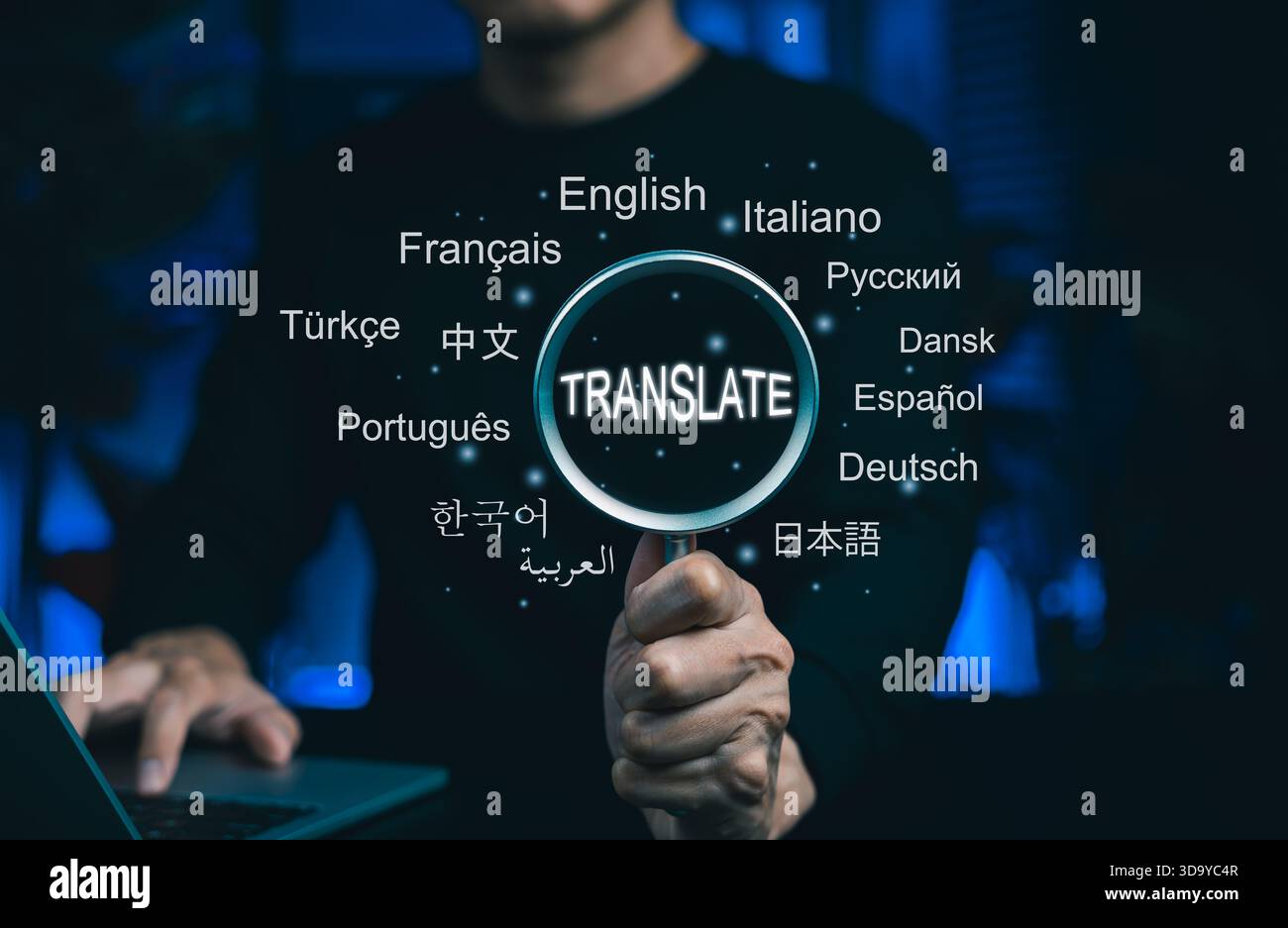 Concept de traduction et de communication multilingue. Une loupe met en évidence le mot « traduire », entouré de noms de plusieurs langues, mul Banque D'Images