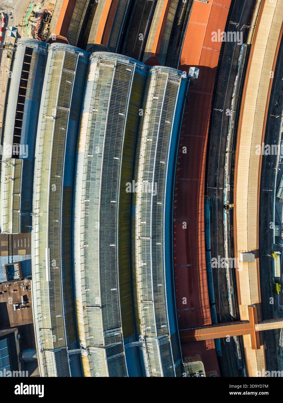 Vue aérienne de l'architecture de la gare ferroviaire et des lignes de chemin de fer à York Railway Station. Banque D'Images