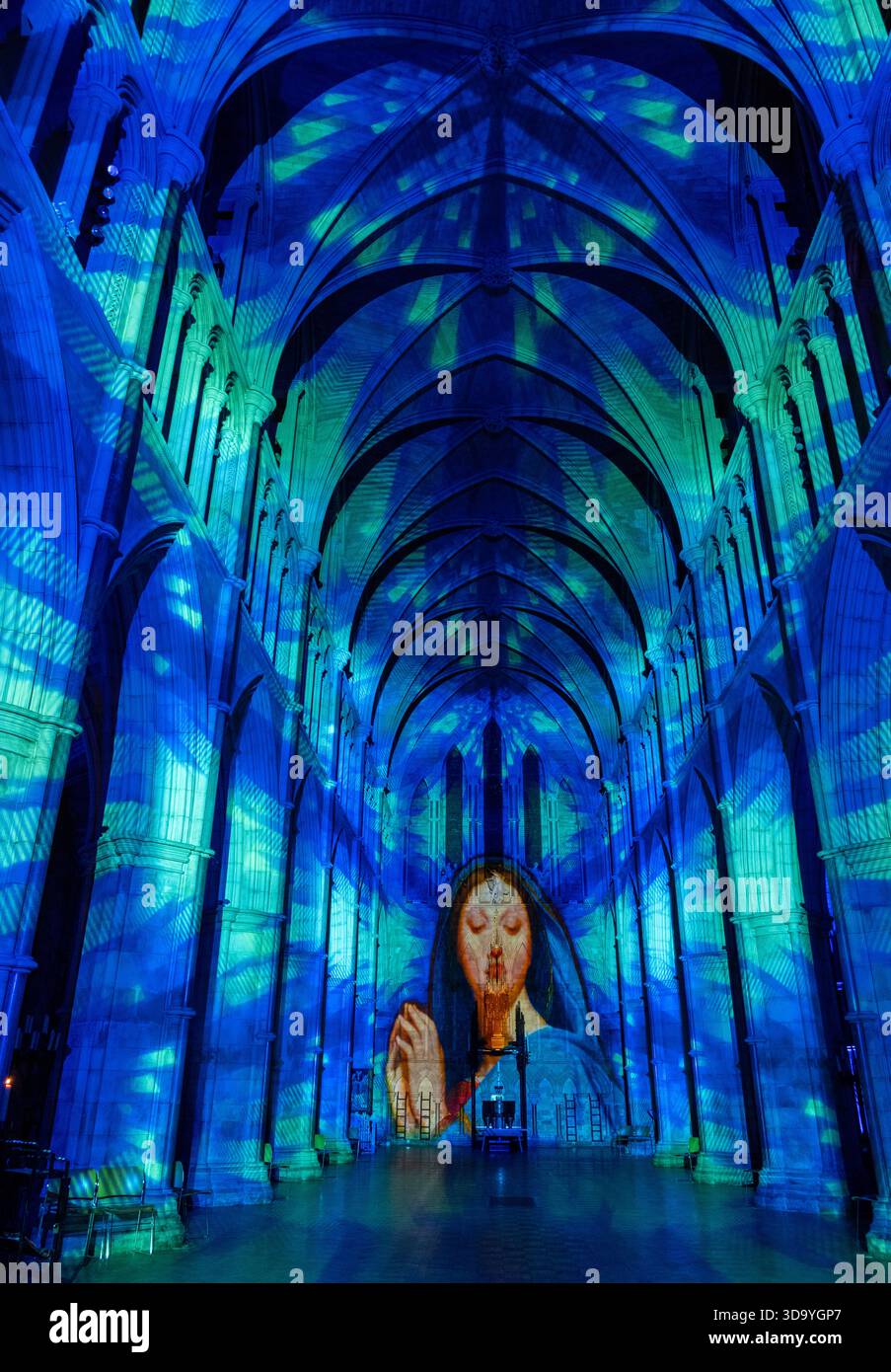Les anges arrivent ! Un spectacle de lumière de Luxmuralis à la cathédrale de Southwark, Londres, Royaume-Uni Banque D'Images