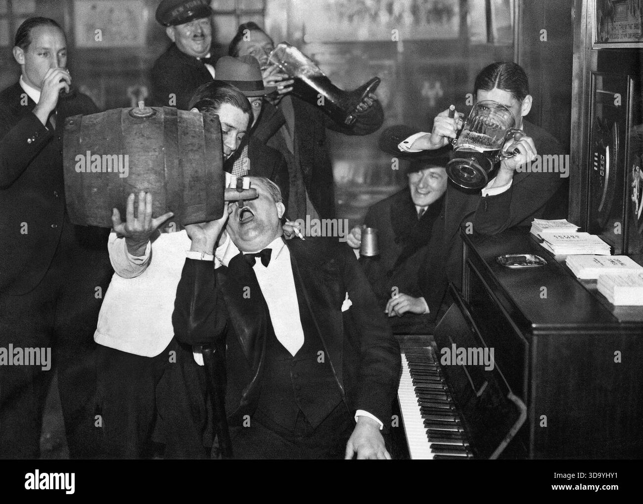 1933 photo américains à Paris ont célébré la fin de la Prohibition Banque D'Images