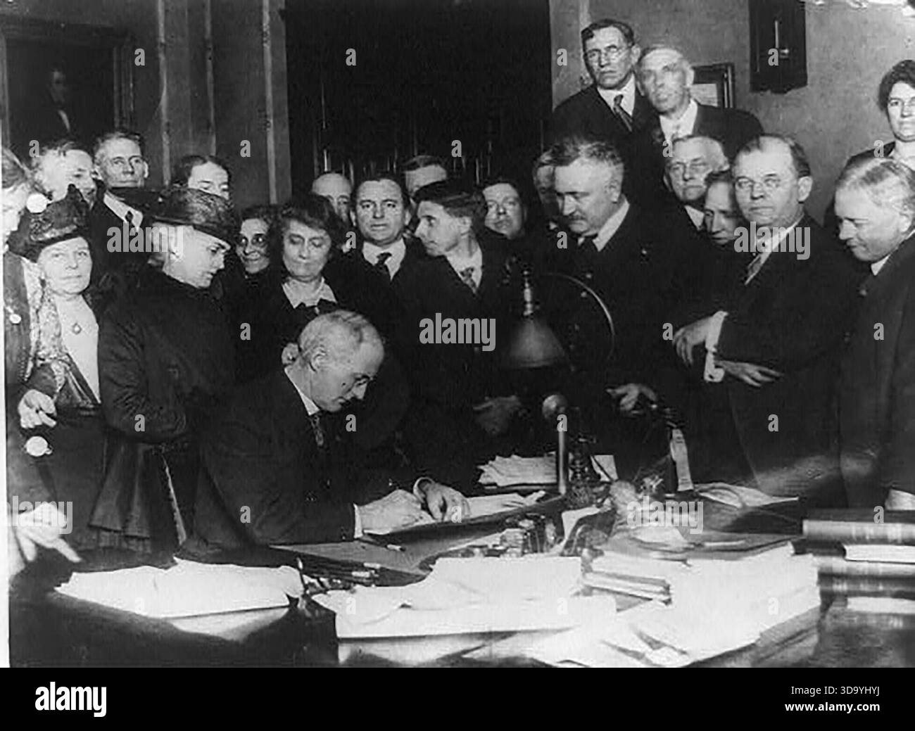 Le gouverneur James P. Goodrich de l'Indiana, entouré d'éminents ouvriers « secs », signe le projet de loi d'interdiction à l'échelle de l'État pour entrer en vigueur le 2 avril 1918. Banque D'Images