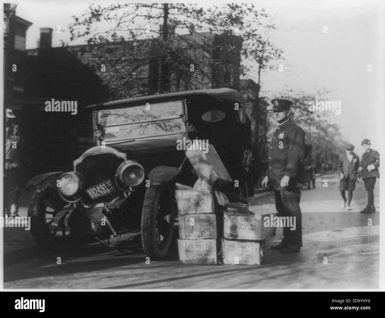 Bootlegger's Wreck, cases of Moonshine, 16 novembre 1922. Il montre un policier debout à côté d'une voiture naufragée et plusieurs cas de ce qui est probablement de l'alcool illicite (moonshine) Banque D'Images