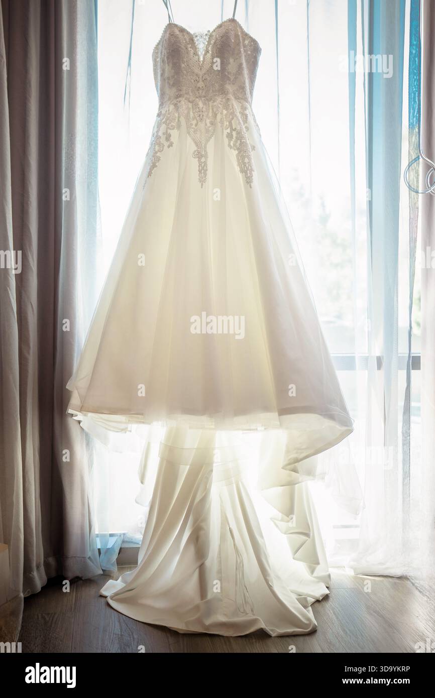 Robe de mariée blanche de mariée en toile de fond Banque D'Images