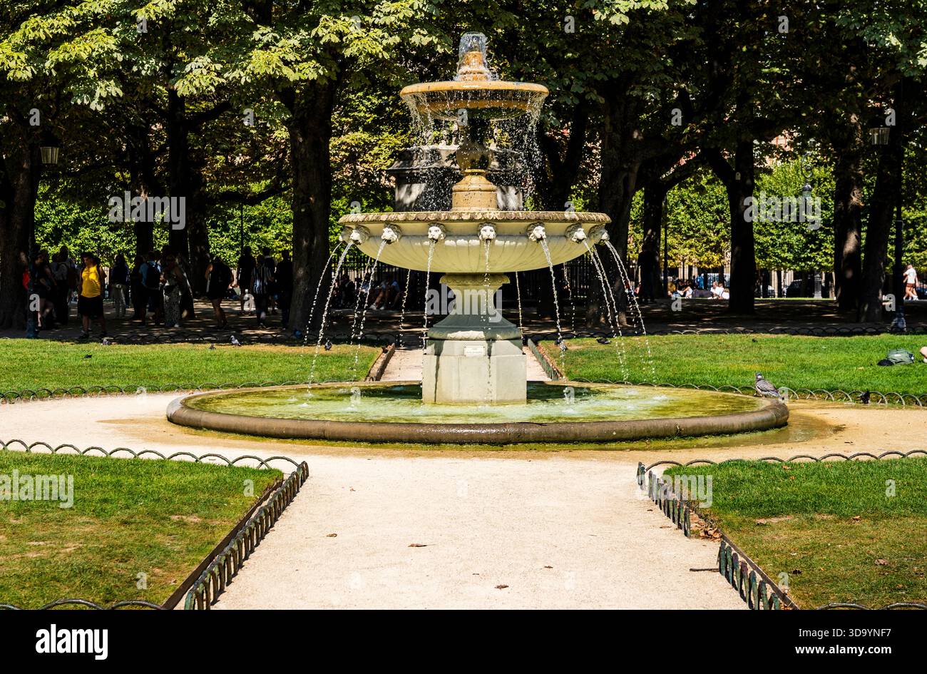 Fontaine au centre de la place des Vosges dans le quartier du Marais pendant une journée d'été, l'une des plus anciennes et des plus belles places de Paris, France Banque D'Images
