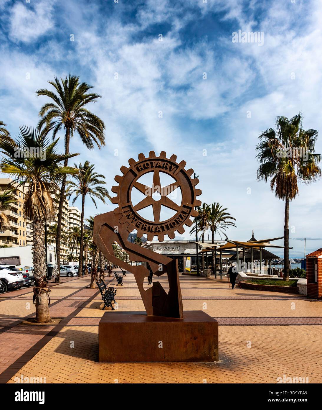Sculpture en métal des logostands du Rotary International sur la promenade de Fuengirola, en Espagne. Banque D'Images