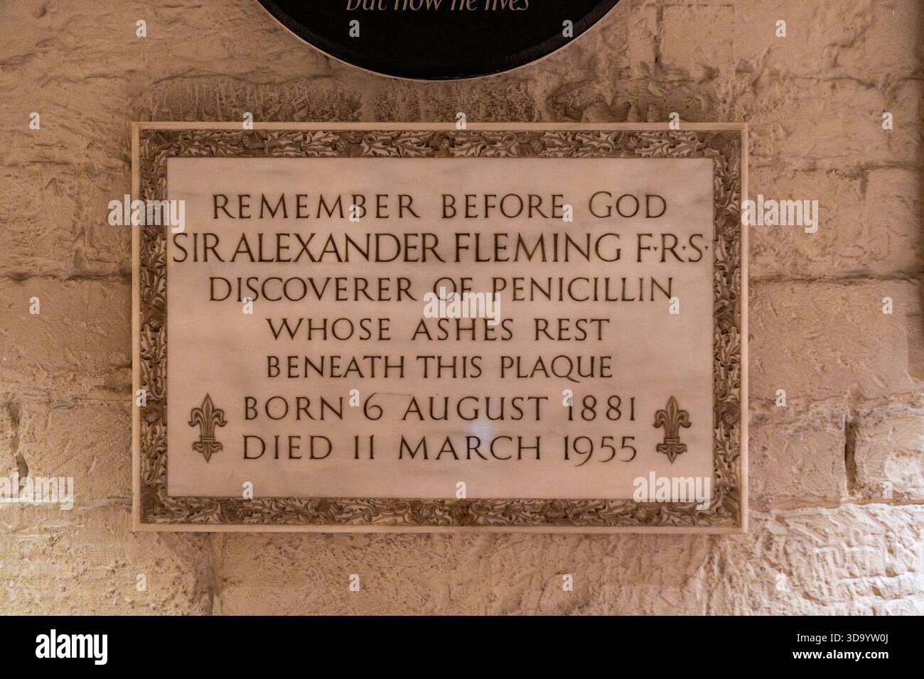 Tombe du médecin et microbiologiste écossais Sir Alexander Fleming, une plaque de marbre dans la crypte de la cathédrale Saint-Paul, Londres, Angleterre, Royaume-Uni Banque D'Images