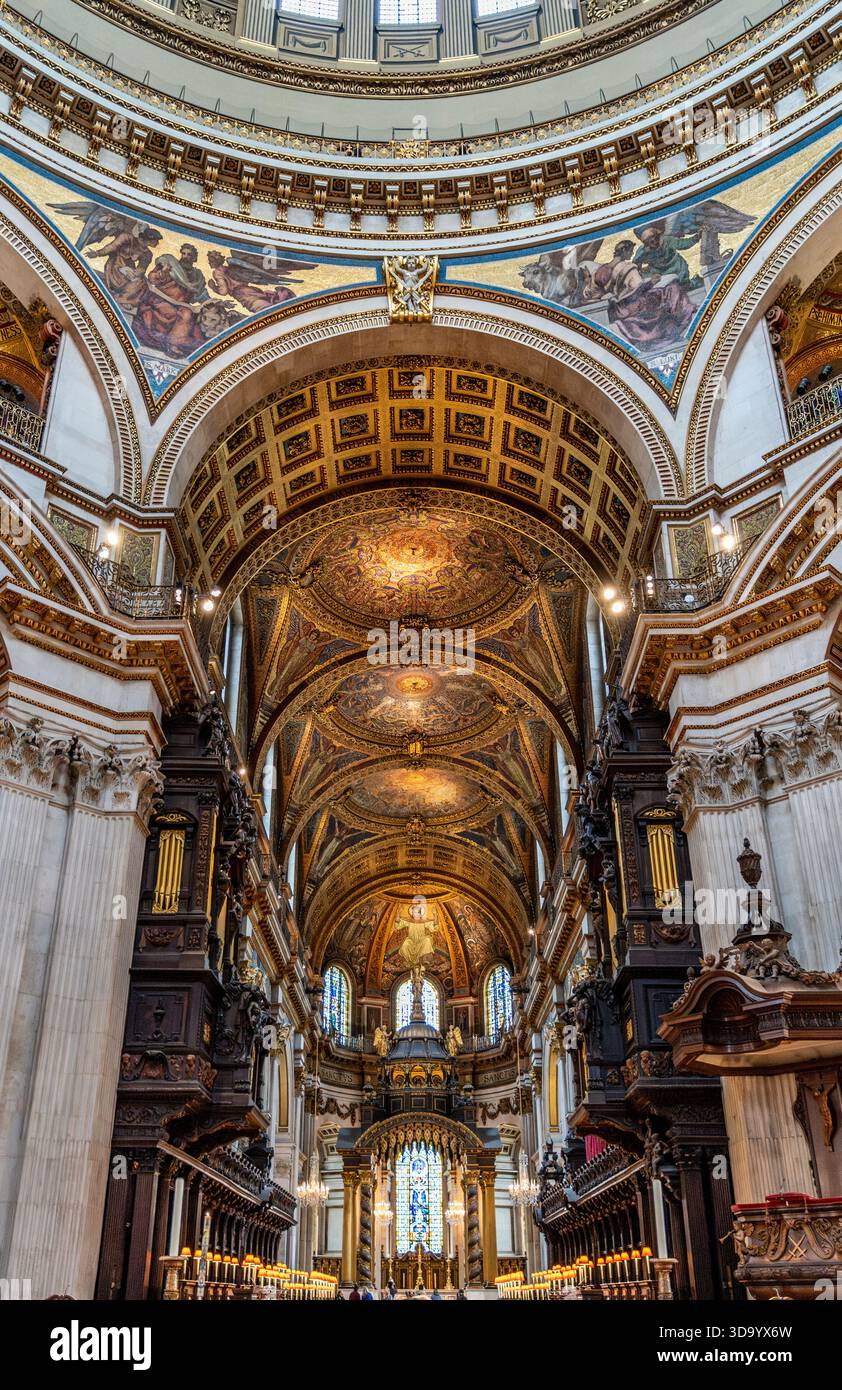 Intérieur de la cathédrale Saint-Paul de style baroque par l'architecte Christopher Wren, avec le dôme et la décoration peinte par Sir James Thornhill, Londres Banque D'Images