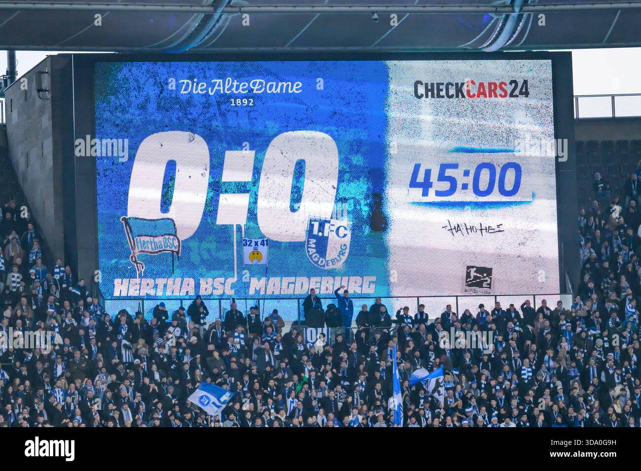 Berlin, Deutschland. 07 décembre 2025. GER, Berlin, football, Hertha BSC vs. 1. FC Magdeburg, DFB, 2e Bundesliga, saison 2025/2026, F.l.t.r. : tableau de bord led, 0 :0, RÉGLEMENTATION DFB/DFL INTERDISANT TOUTE UTILISATION DE PHOTOGRAPHIES COMME SÉQUENCES D'IMAGES ET/OU QUASI-VIDÉO, 7 DÉCEMBRE 2025. Crédit : HMB Media/Alamy Live News Banque D'Images